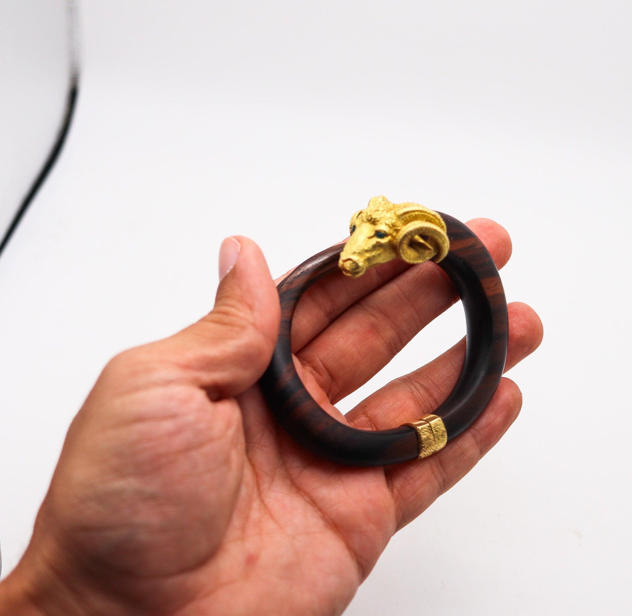 De las mujeres GAY FRERES 1970 Francia Pulsera de Madera de Carnero del Zodiaco en Oro de 18 Kt con Esmeraldas en venta