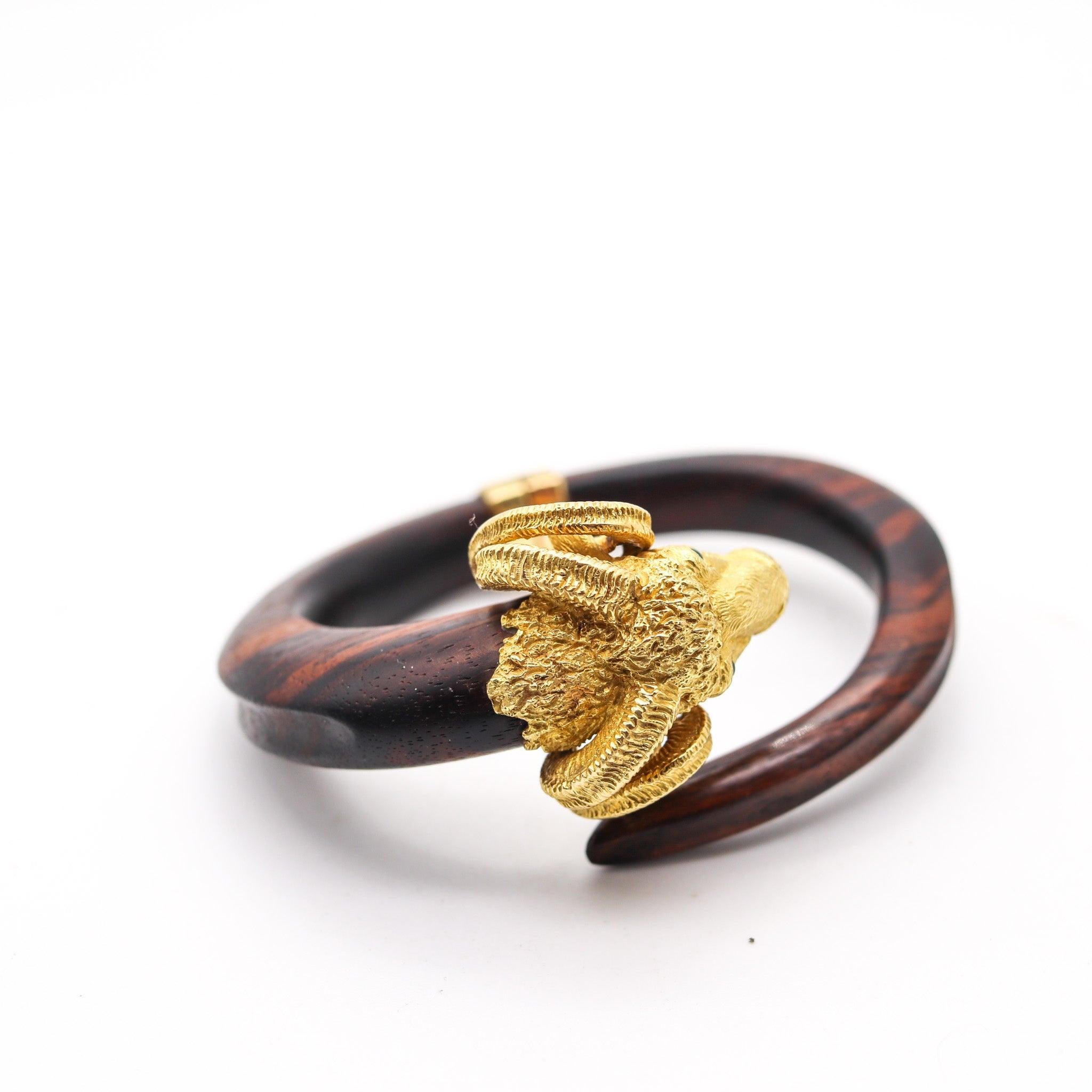 GAY FRERES 1970 Francia Pulsera de Madera de Carnero del Zodiaco en Oro de 18 Kt con Esmeraldas en venta 1