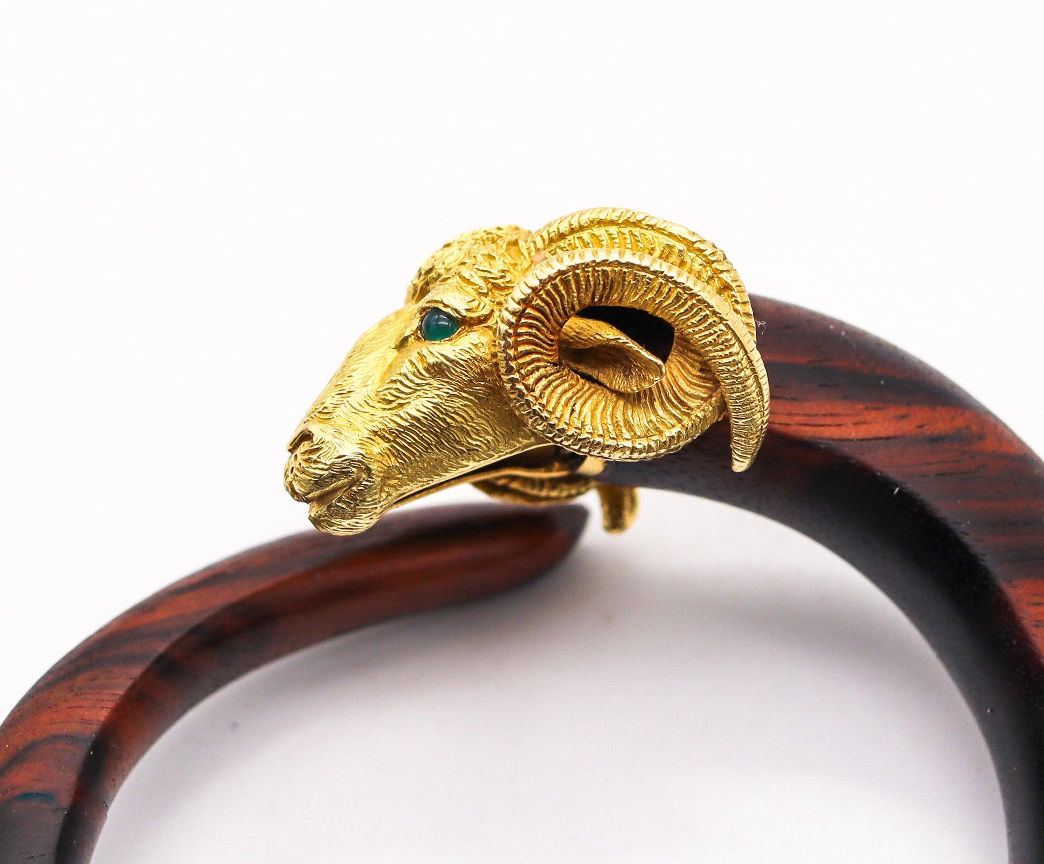 GAY FRERES 1970 Francia Pulsera de Madera de Carnero del Zodiaco en Oro de 18 Kt con Esmeraldas en venta 2