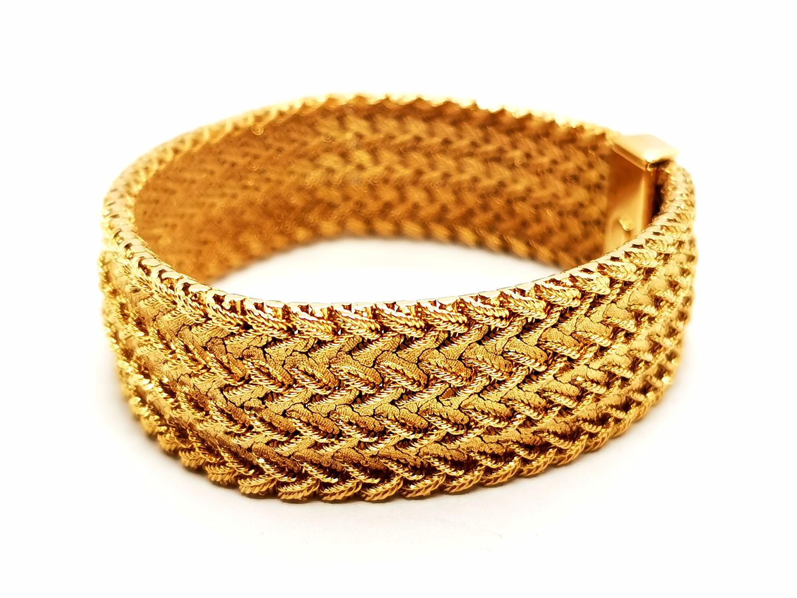 Cuff bracelet. in 750 thousandths (18 carat) yellow gold. Gay Frères master hallmark. Polish mesh. matte and glossy gold. length: 18 cm. width: 1.78 cm. total weight: 71.53 g. eagle head hallmark. excellent condition.
