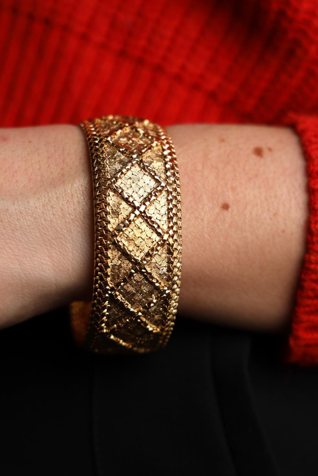Bracelet Gay Freres in yellow gold 750 thousandths (18 carats). vintage. textured gold tweed effect. length: 19.50 cm. width: 2.50 cm. total weight: 83.28 g. eagle head hallmark. excellent condition