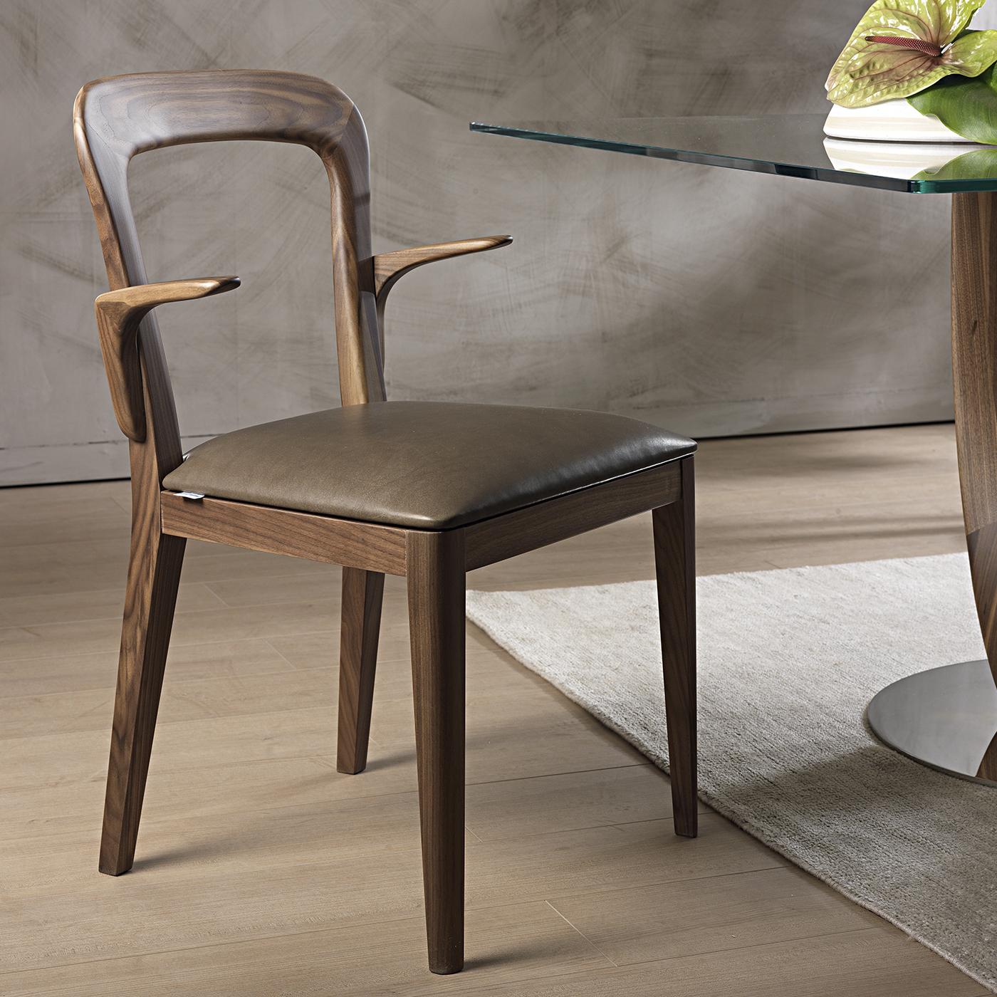 Cet élégant design de Stefano Bigi fait partie de la collection de chaises et de fauteuils Gaya. La silhouette intemporelle est ornée des détails des petits accoudoirs, à la fois un élément fonctionnel et un accent décoratif saisissant qui confère à