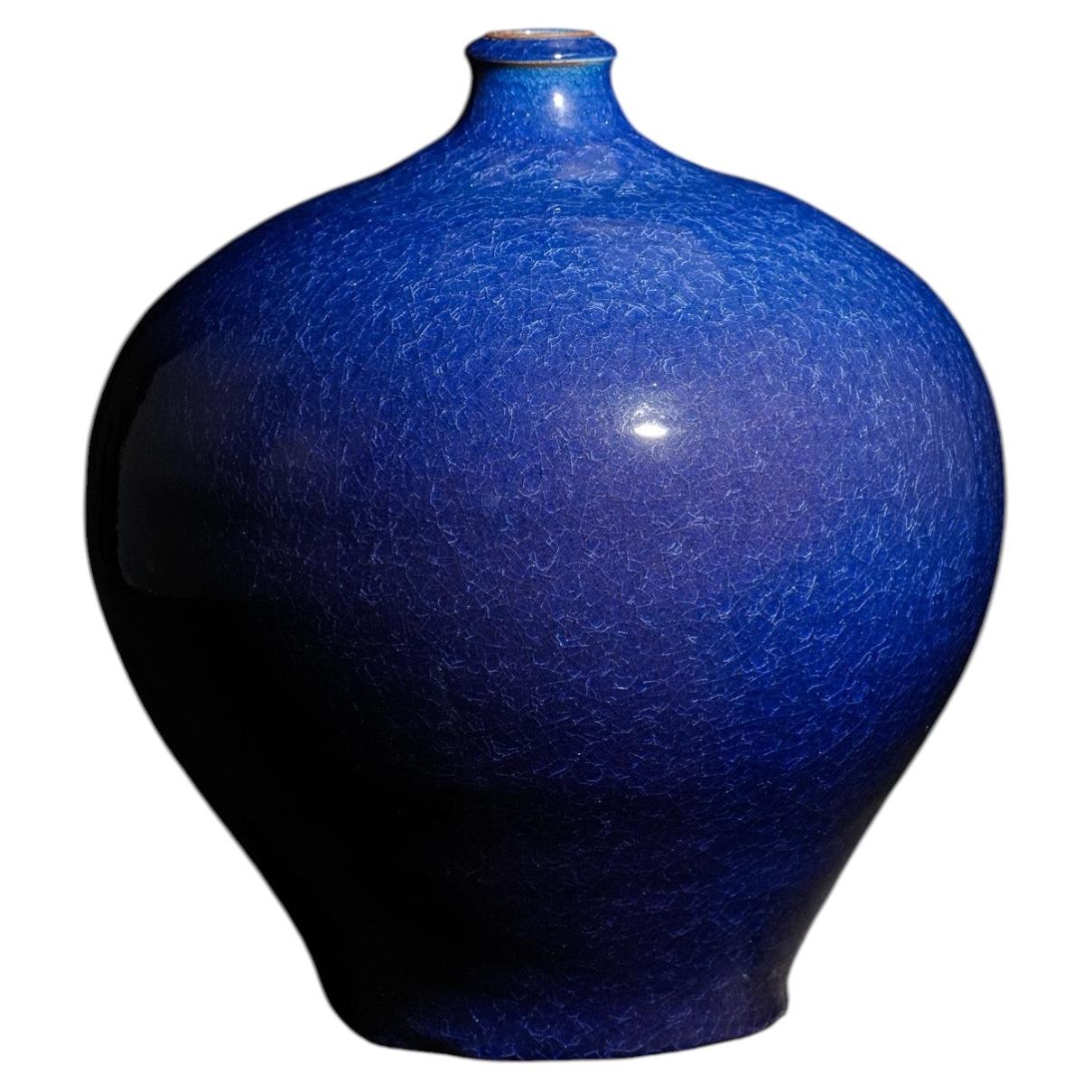 "Mirada" Jarrón de esmalte craquelado azul océano profundo de Fu Chin, 2012