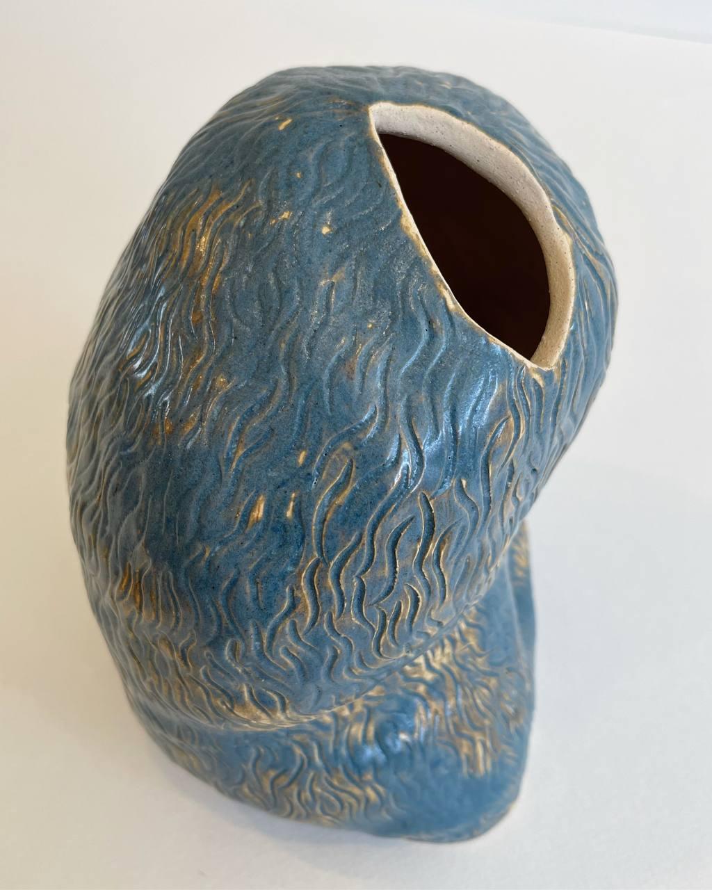 Blaue glasierte abstrakte expressionistische Vase aus Steingut  (Abstrakt), Sculpture, von Gazelle Bastan