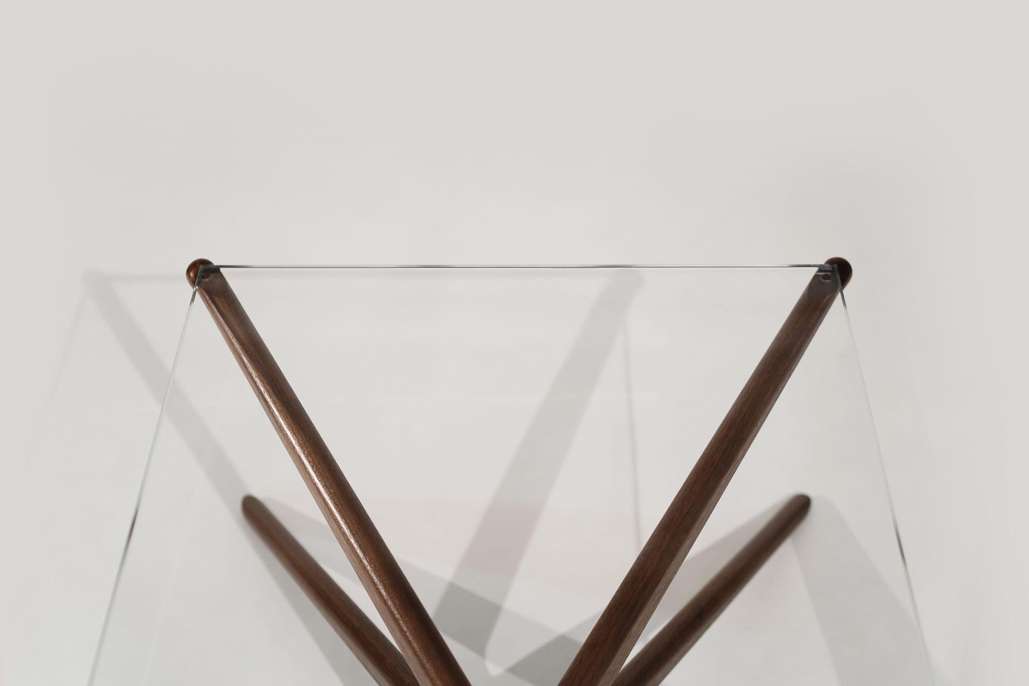 Table basse Gazelle en noyer spécial en vente 3