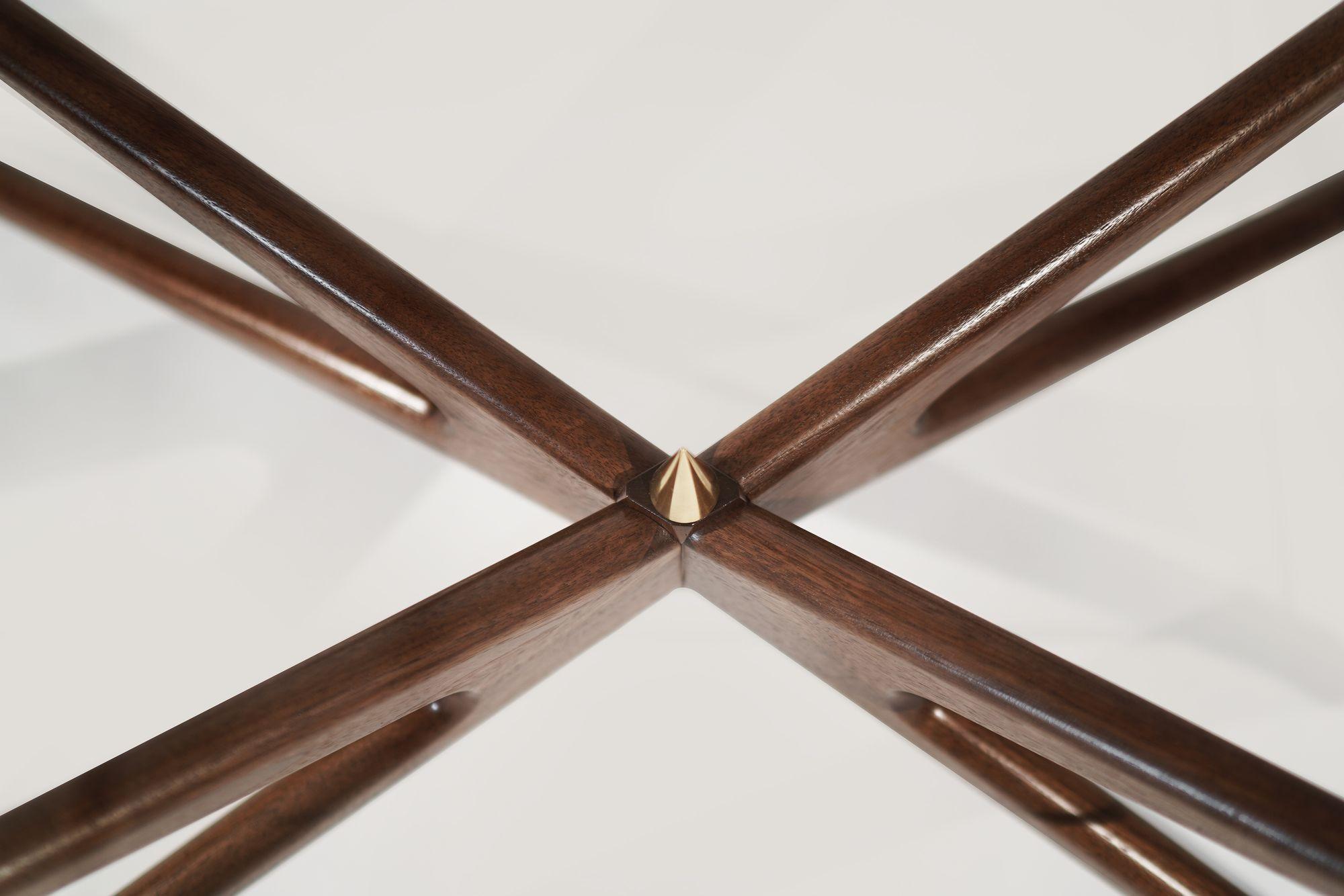 Table basse Gazelle en noyer spécial en vente 8