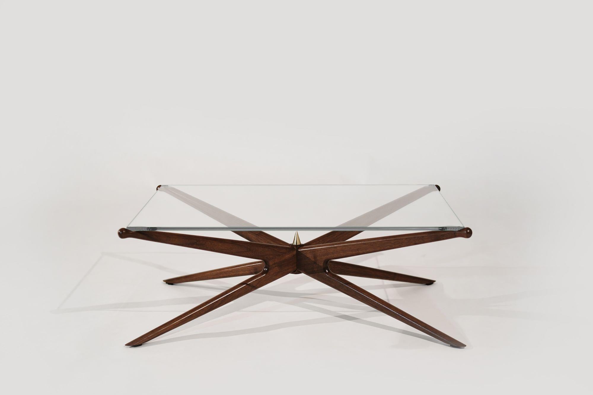 Améliorez votre espace de vie avec l'exquise table basse Gazelle de Stamford Modern. Cette pièce élégante présente une base en noyer sculpté, ornée de notre pointe de lance en laiton caractéristique, mettant en valeur un mélange parfait de design