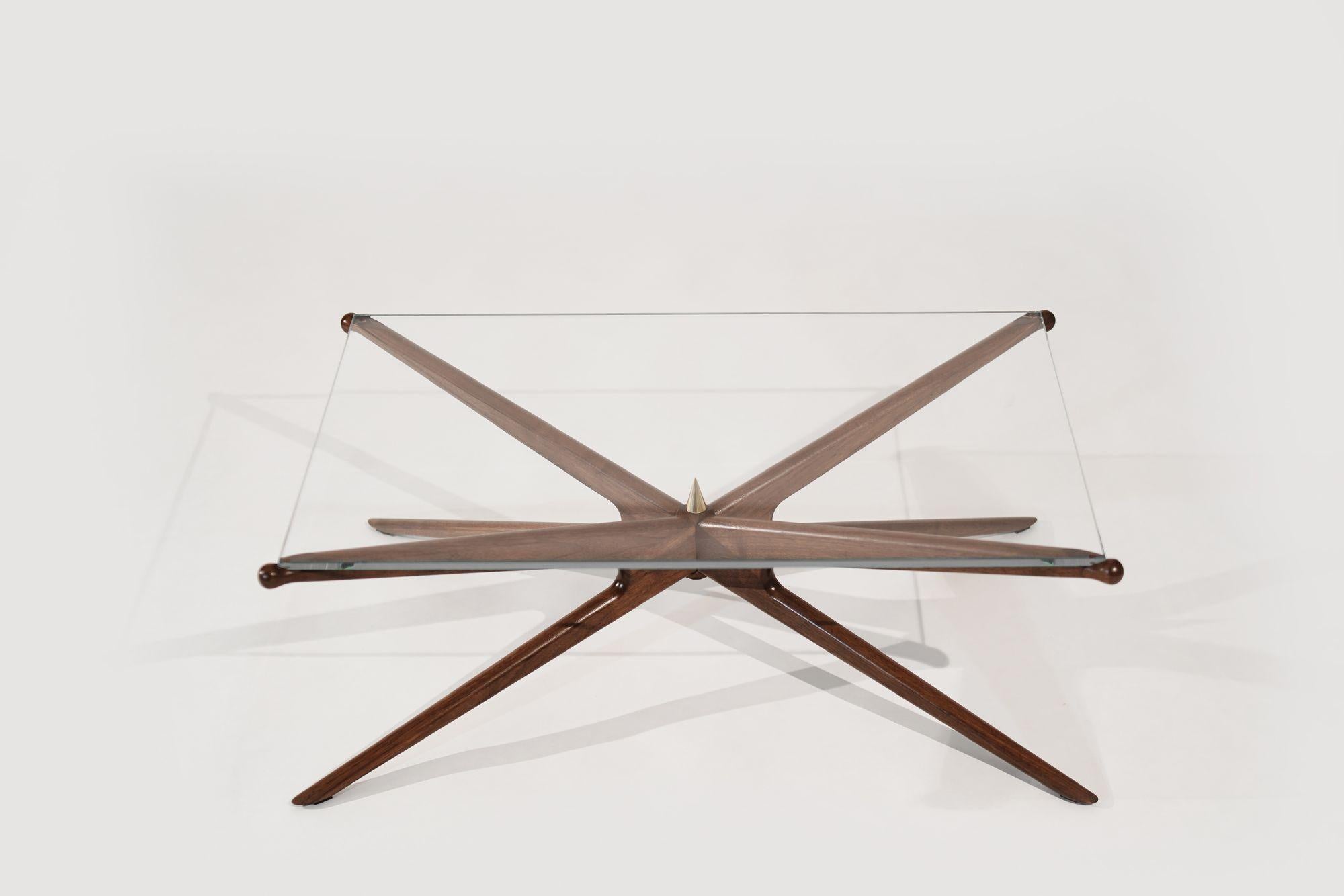 Américain Table basse Gazelle en noyer spécial en vente