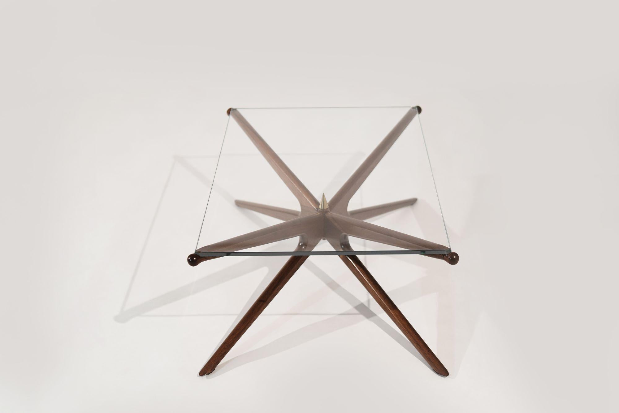 Laiton Table basse Gazelle en noyer spécial en vente