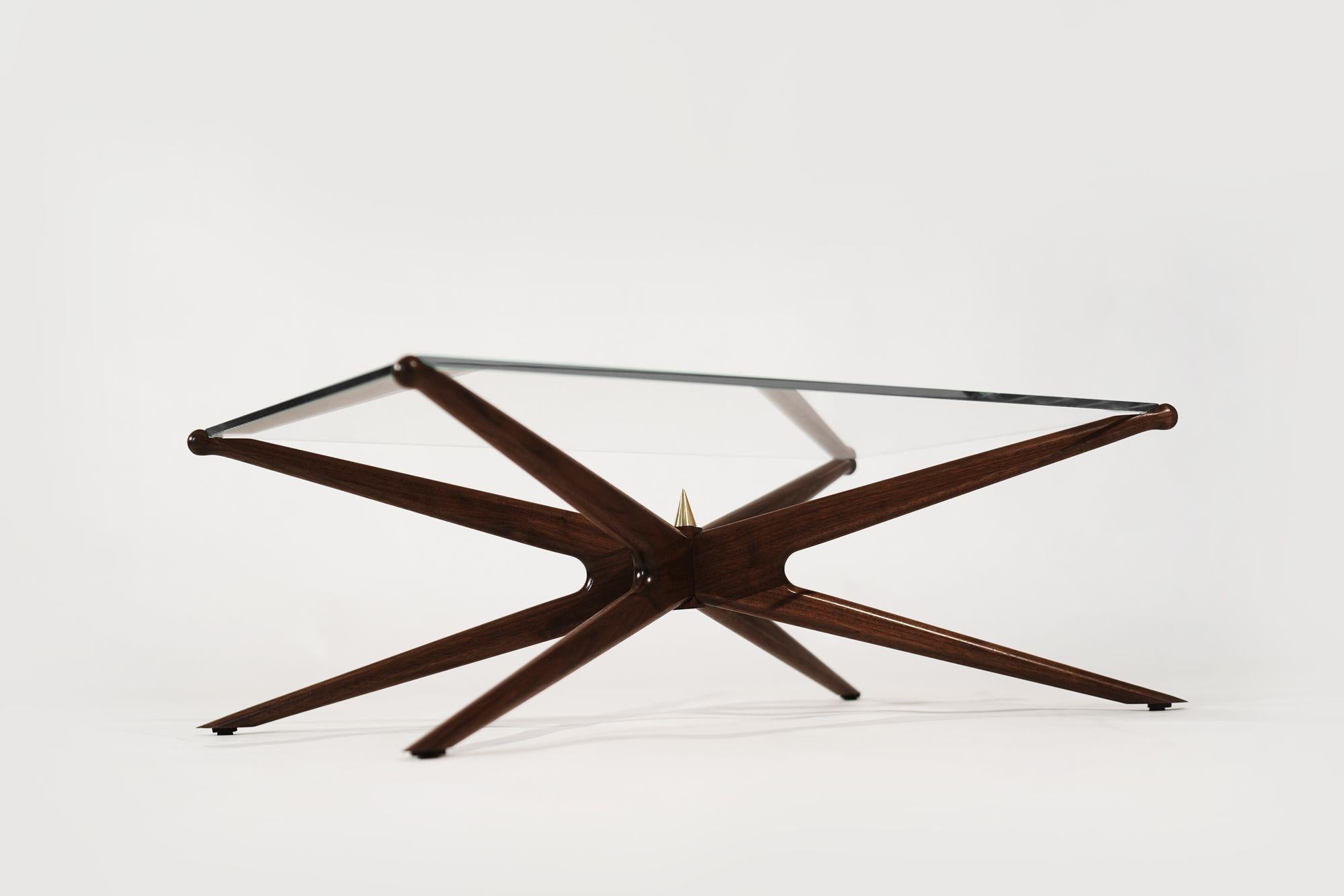 Table basse Gazelle en noyer spécial en vente 1