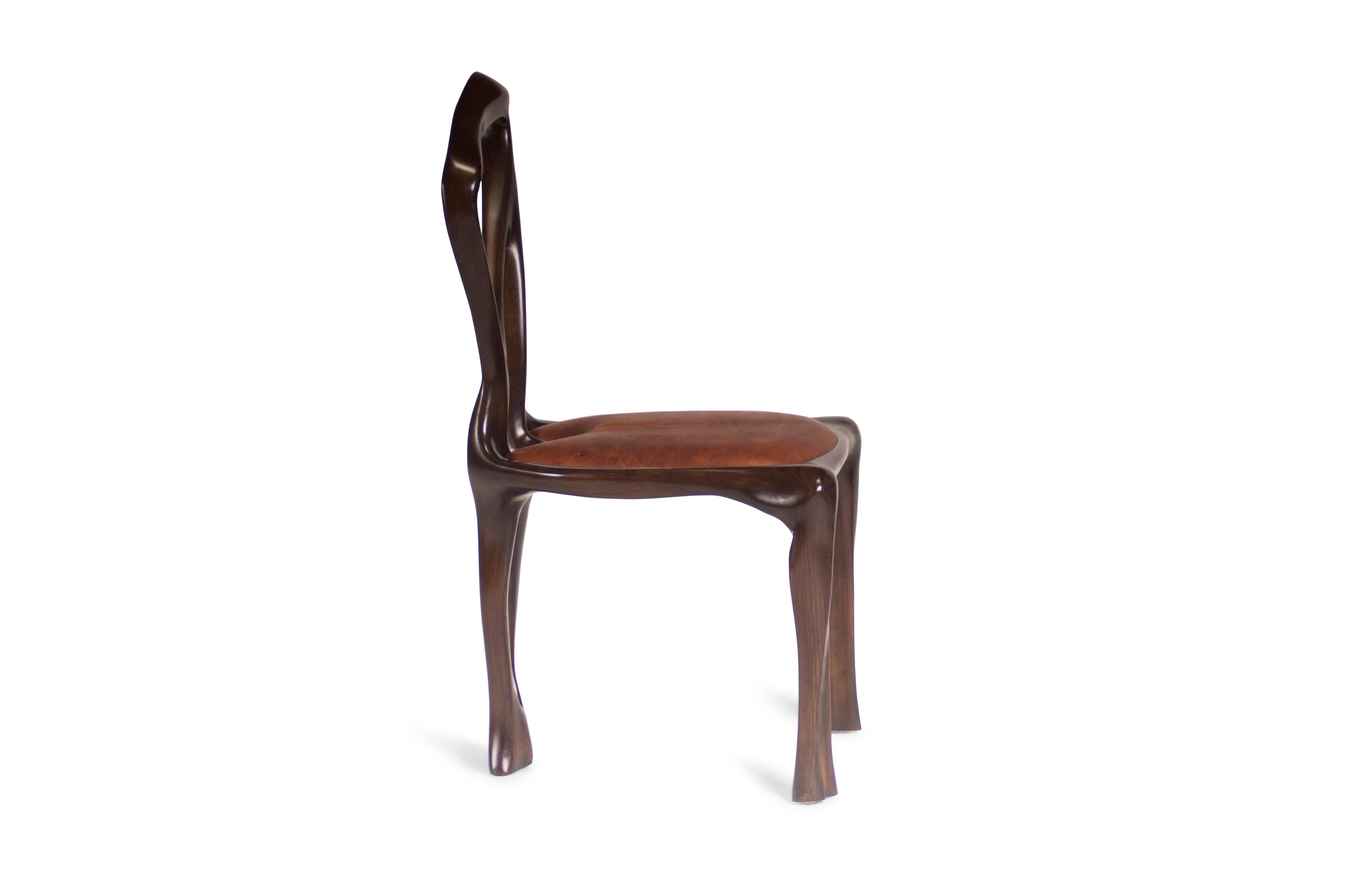 Moderne Chaise de salle à manger Gazelle Amorph, bois massif, noyer teinté graphite en vente
