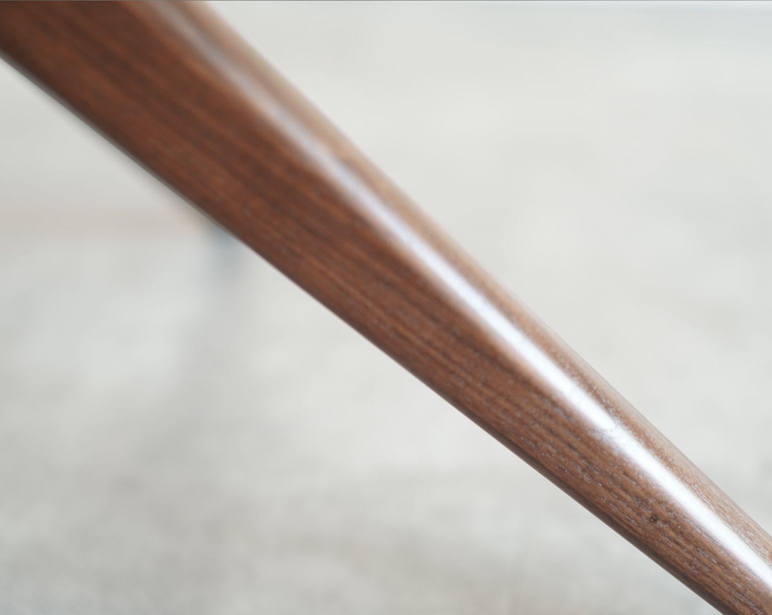 Gazelle Table de salle à manger Série 48 en noyer spécial par Stamford Modern en vente 3