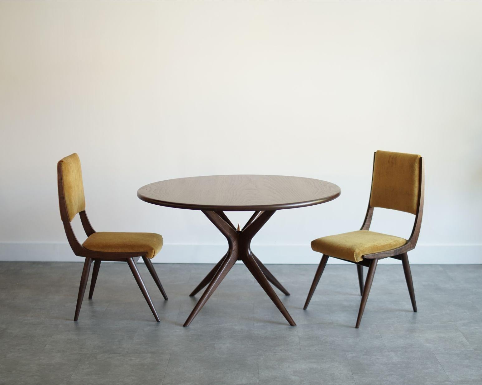 La table de salle à manger Gazelle de Carlos Solano capture l'essence du design moderne haut de gamme du milieu du siècle avec une élégance sculpturale qui semble à la fois intemporelle et sur mesure. Fabriquée à la main dans le Connecticut, cette