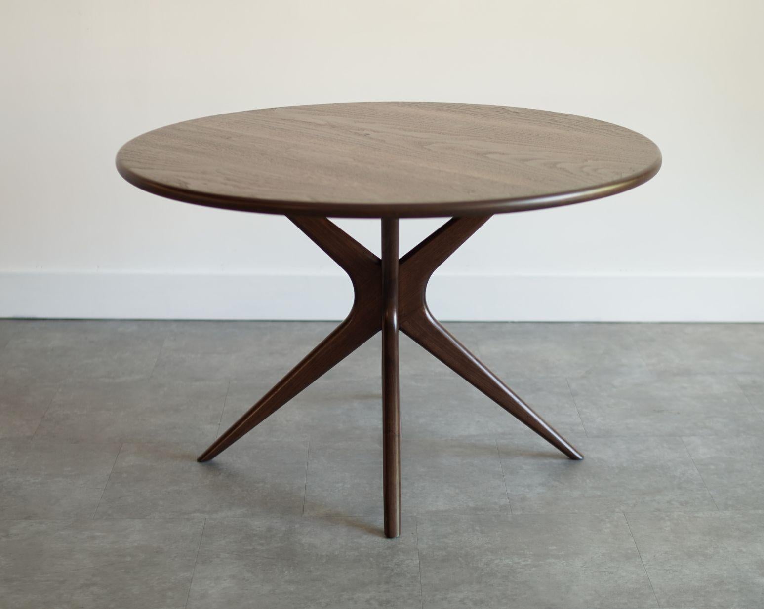 Mid-Century Modern Gazelle Table de salle à manger Série 48 en noyer spécial par Stamford Modern en vente