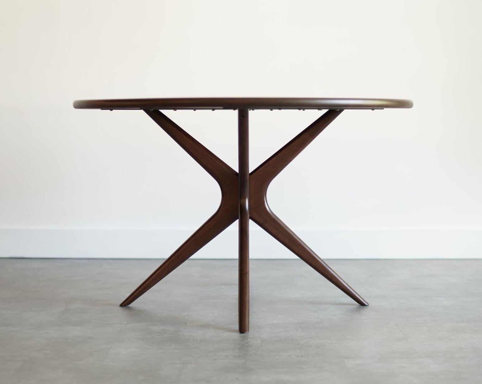 Américain Gazelle Table de salle à manger Série 48 en noyer spécial par Stamford Modern en vente