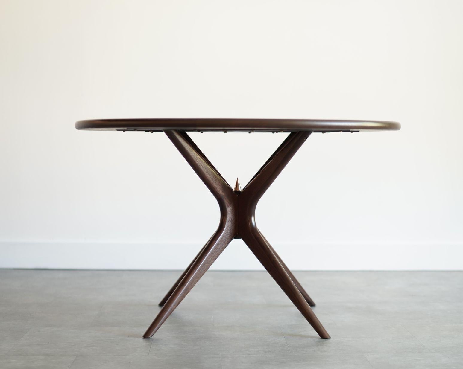 Gazelle Table de salle à manger Série 48 en noyer spécial par Stamford Modern Neuf - En vente à Westport, CT