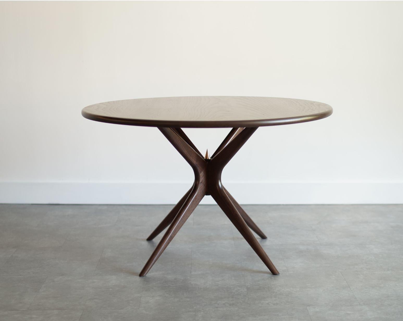 XXIe siècle et contemporain Gazelle Table de salle à manger Série 48 en noyer spécial par Stamford Modern en vente