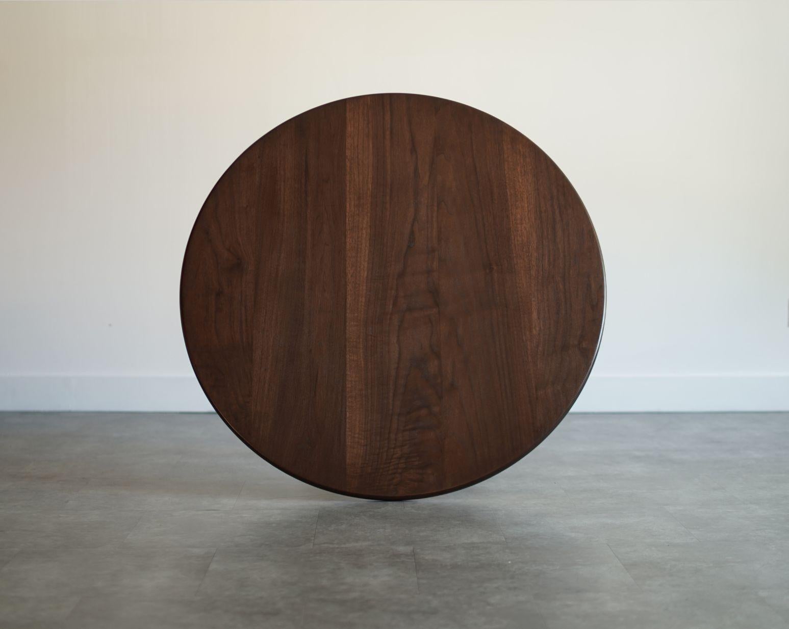 Laiton Gazelle Table de salle à manger Série 48 en noyer spécial par Stamford Modern en vente