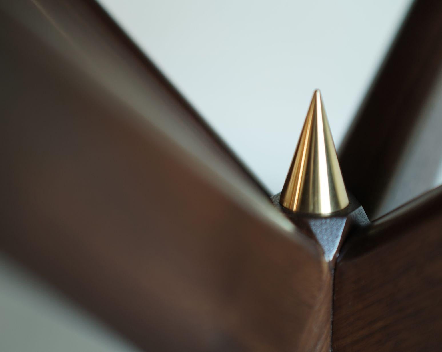 Gazelle Table de salle à manger Série 48 en noyer spécial par Stamford Modern en vente 1