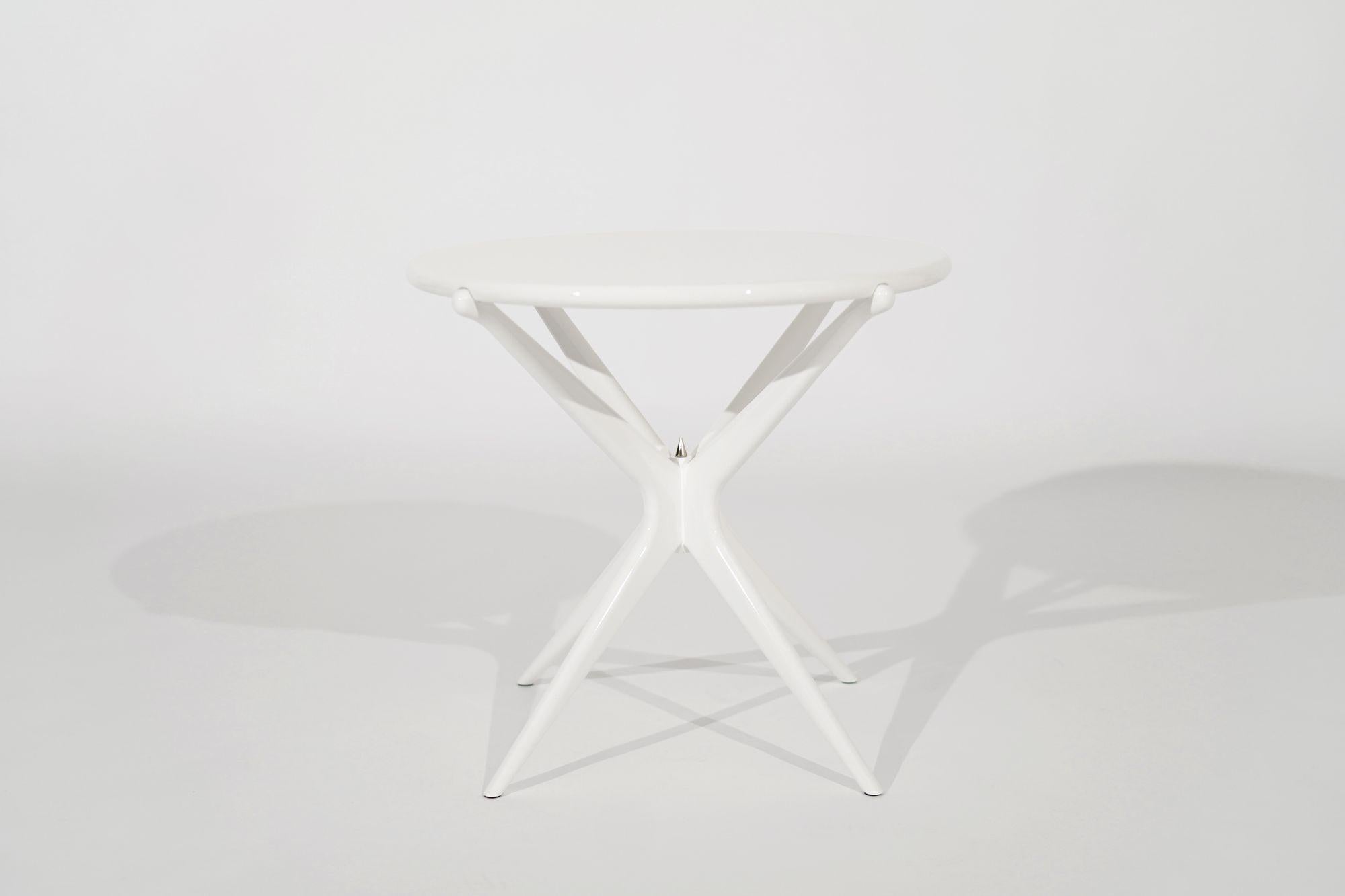Unser neu gestalteter Gazelle-Tisch. Dieser Tisch aus massivem Nussbaumholz hat eine leichte Ästhetik, die auf starken, handgeformten Beinen balanciert. Mit seiner stumpfkantigen Oberseite bietet er einen natürlichen Ansatz für organischen