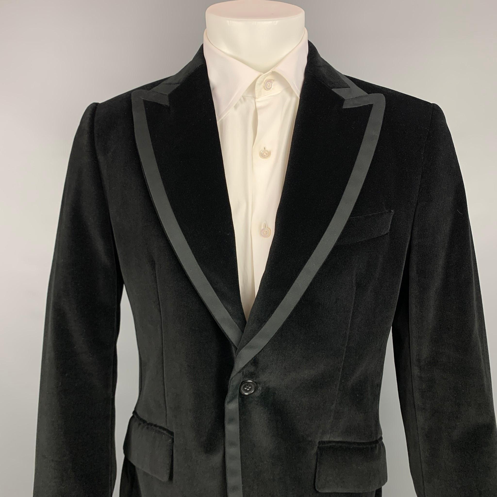 GAZZARRINI sport coat comes in a black velvet with a full liner featuring a peak lapel, flap pockets, and a single button closure. Made in Italy.

Very Good Pre-Owned Condition.
Marked: IT 52

Measurements:

Shoulder: 17 in.
Chest: 42 in.
Sleeve: 25