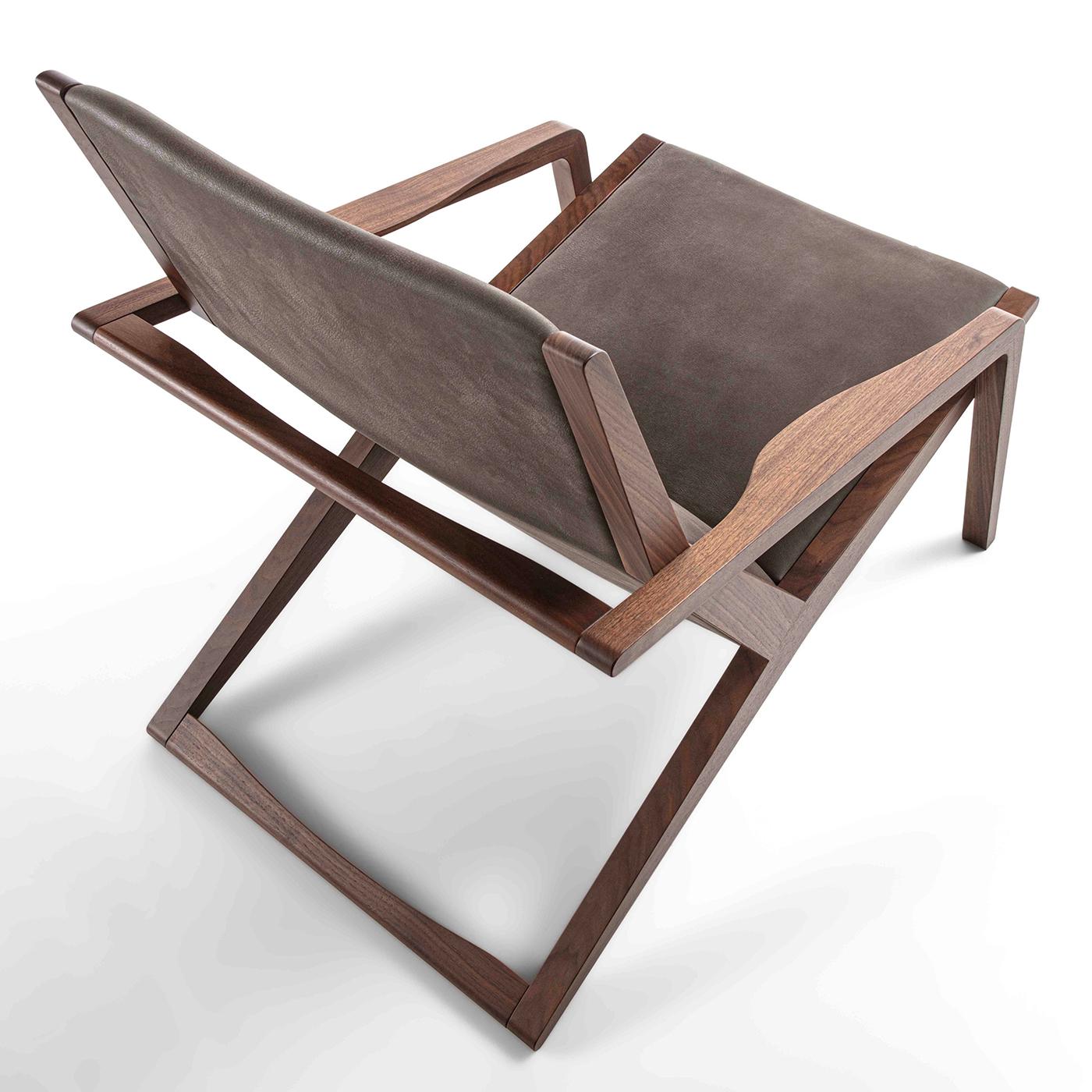 Mit seinem Design aus geraden Linien und sanften Kurven ist der Gazzella Sessel zeitlos und passt in eine Vielzahl von Umgebungen, von traditionell bis modern. Das Gestell ist aus Massivholz gefertigt und mit einem bequemen, gepolsterten Sitz mit