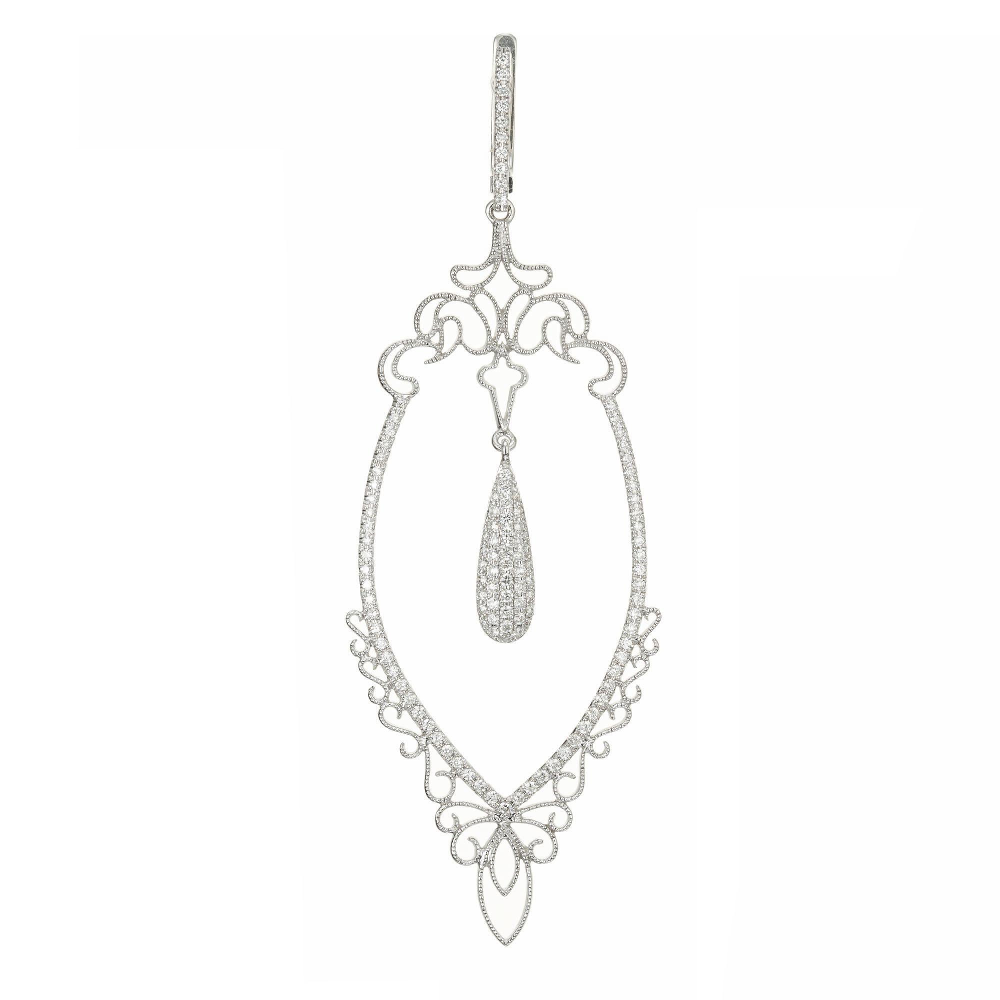 Pendientes colgantes de diamantes en forma de araña. 234 diamantes redondos y de talla única en micropavé, engastados en montura abierta de oro blanco de 14k. Firmado GB 14k 585. Respaldos de palanca.  

234 diamantes redondos y talla única, peso