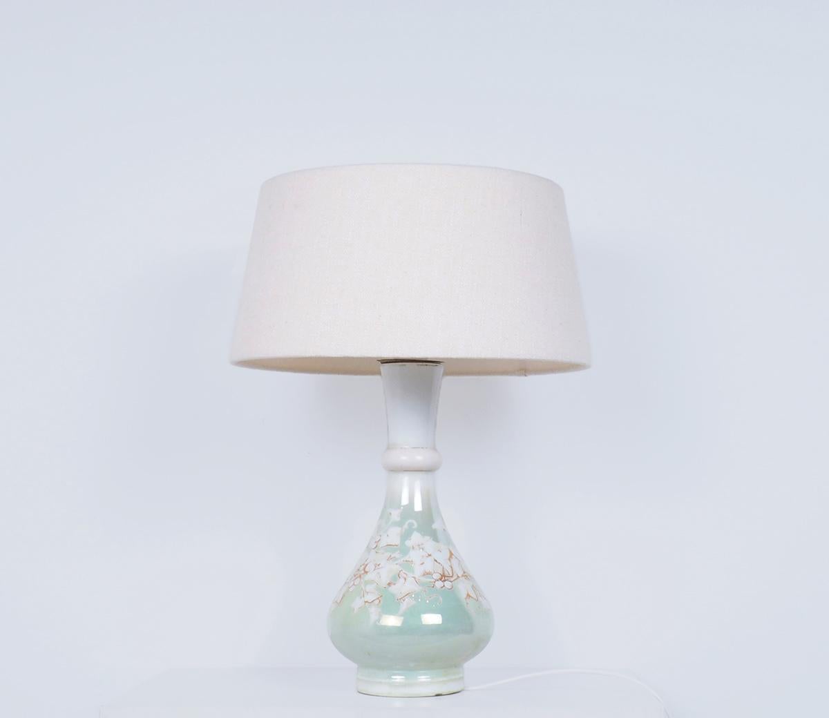 Belle lampe de table ancienne en porcelaine élégante française faite par G.B. Breveté à Paris, Belle époque et style.

La lampe est peinte à la main et présente un décor de feuilles de vigne.

avec des accents dorés sur un fond vert lime