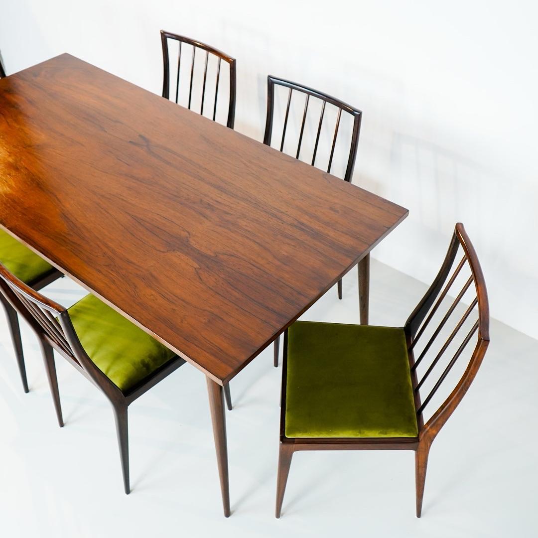 GB01 RIPAS - 6 Stühle und versiegelter Tisch aus Palisanderholz, Geraldo de Barro Unilabor

Abmessungen:
Stühle 
Höhe: 85 cm
Länge: 45 cm
Breite: 48 cm

Tabelle 
Höhe: 76cm 
Länge:  160cm
Breite: 80cm

Die Restaurierung erforderte lediglich eine