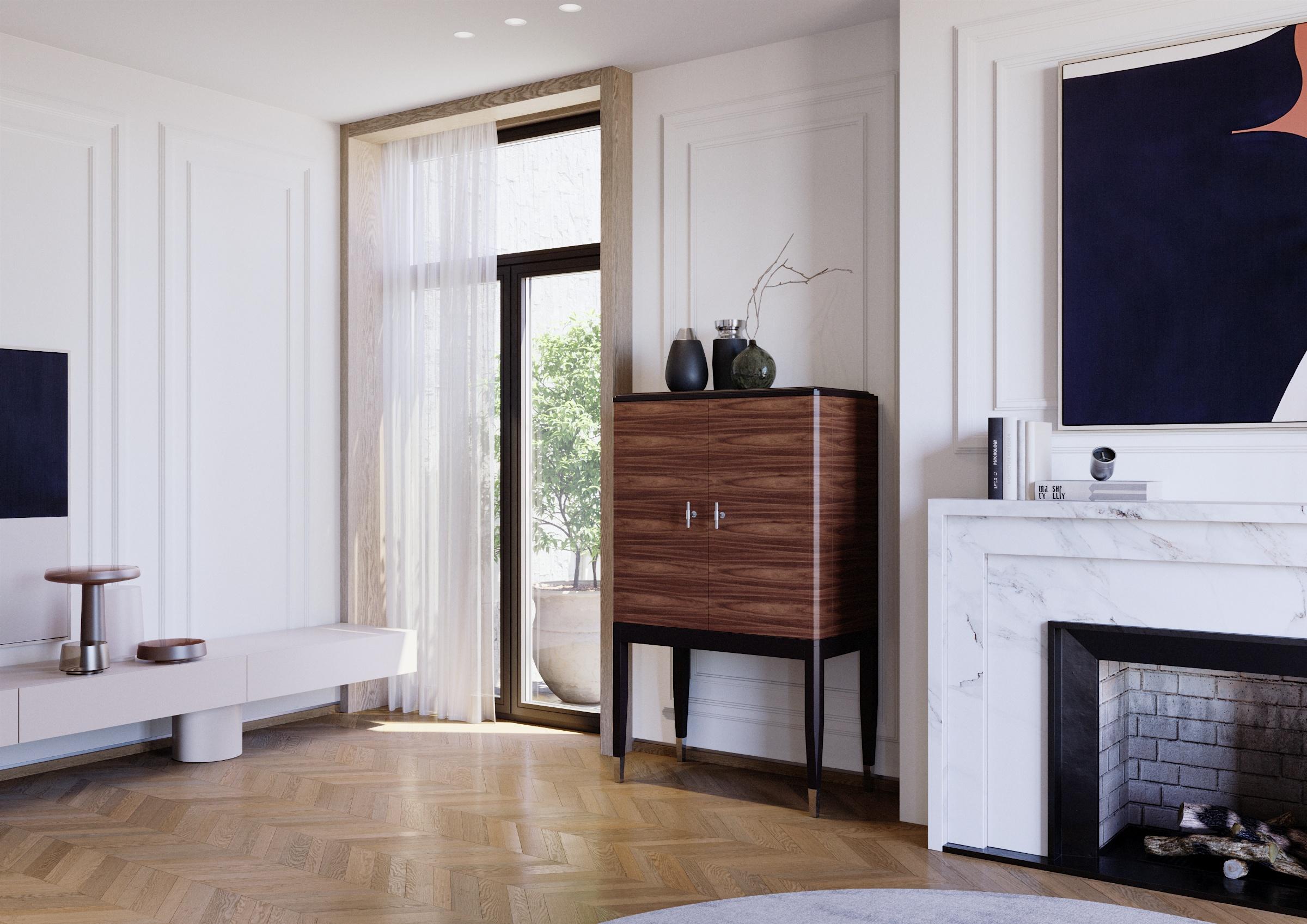 Joyau d'ébénisterie à l'allure contemporaine raffinée, ce meuble bar synthétise sans effort rigueur et luxe. La structure en bois de noyer américain mat révèle un intérieur riche où un miroir gravé sert de toile de fond aux étagères en verre et à