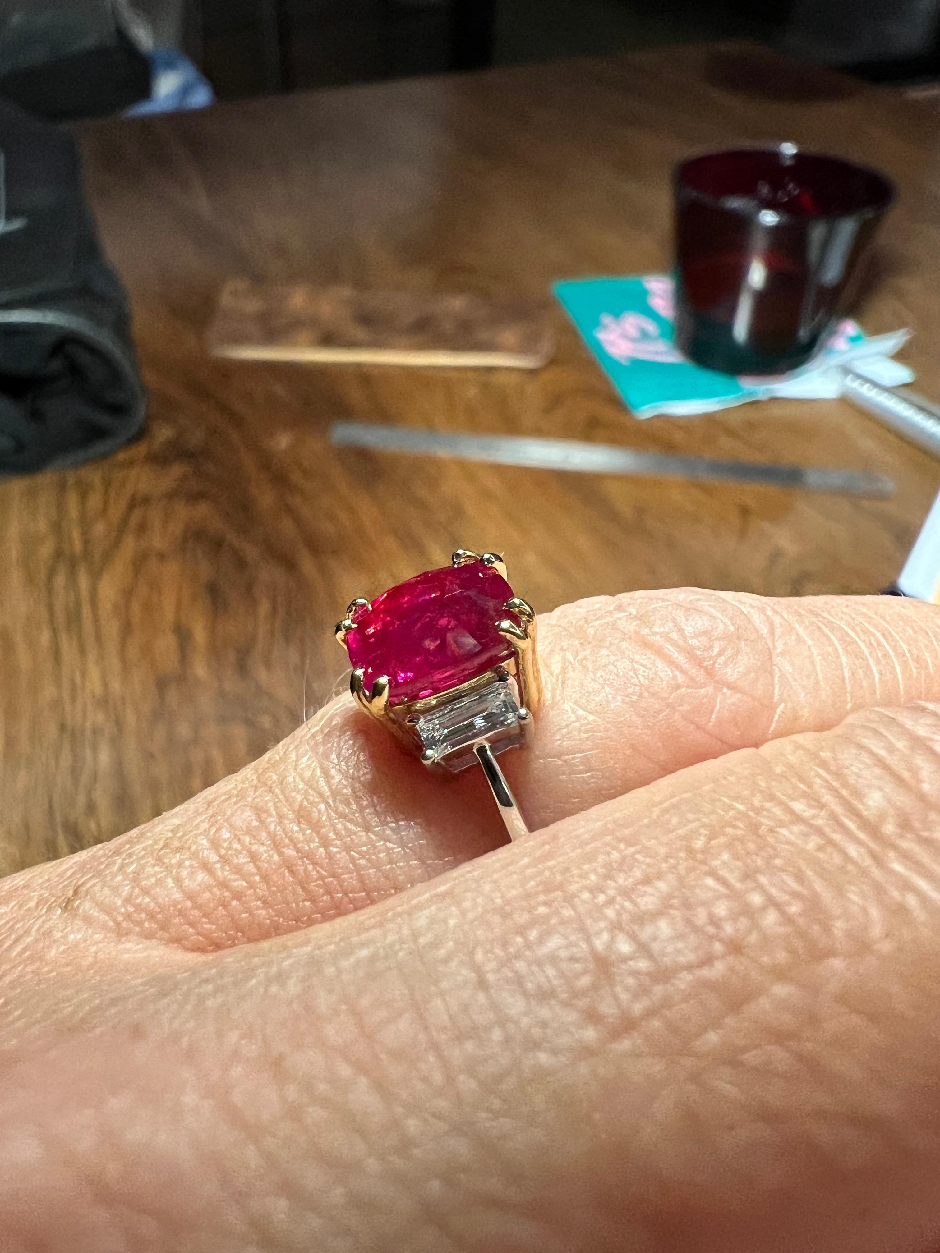 Bague en or 18 carats certifiée GCI, rubis naturel de 3,17 carats, diamants de 0,42 carat en vente 5