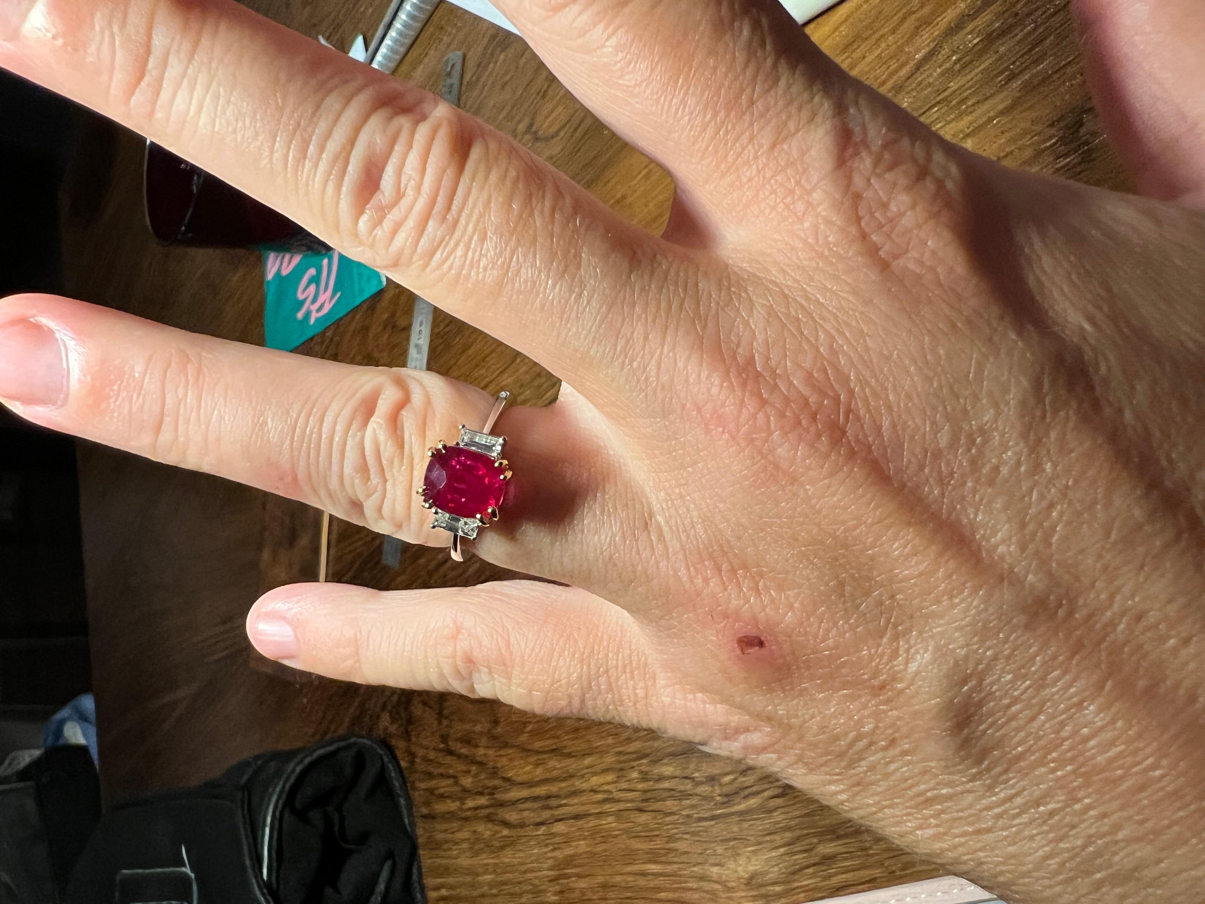 Bague en or 18 carats certifiée GCI, rubis naturel de 3,17 carats, diamants de 0,42 carat en vente 6