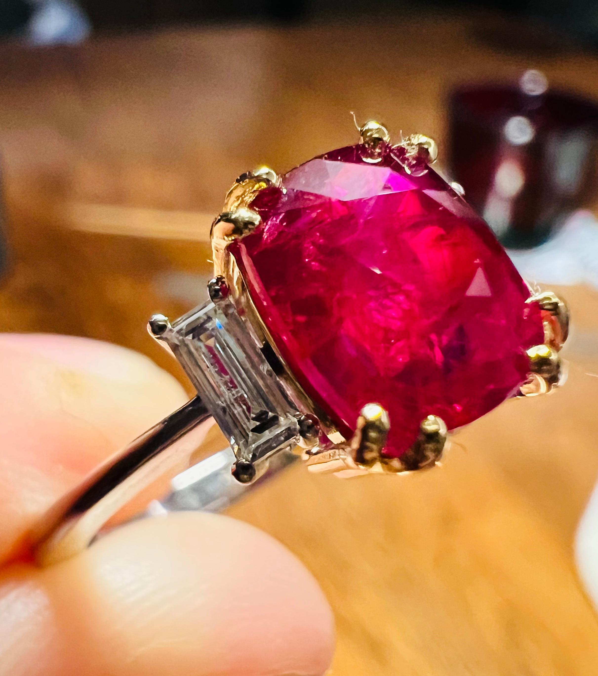 Superbe rubis naturel de 3,17 carats 
sur une lunette en or jaune, 
le corps de l'anneau étant en blanc  Or 18 carats,
 Le rubis est entouré de diamants baguettes pour 0,42 carat au total
 poids de la bague : 4,20 grammes 
taille des doigts :