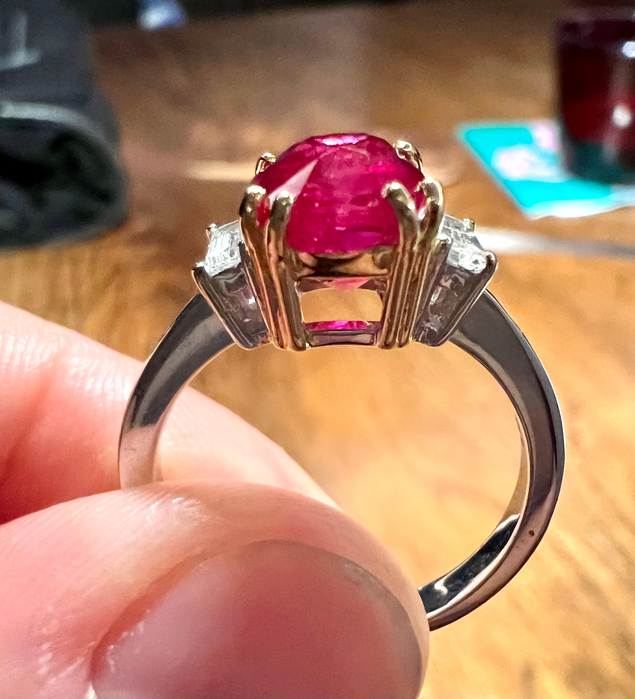 Bague en or 18 carats certifiée GCI, rubis naturel de 3,17 carats, diamants de 0,42 carat en vente 3