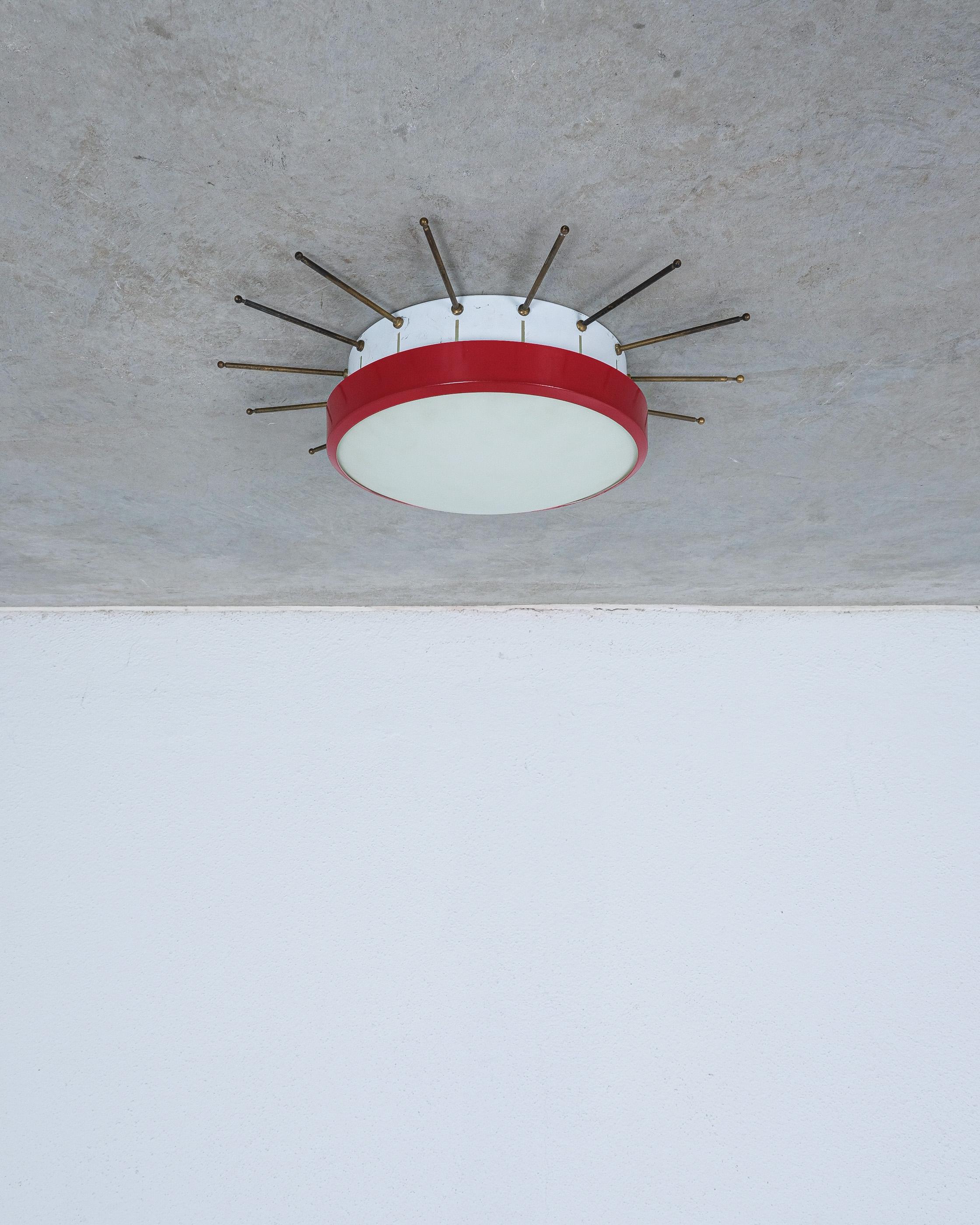 Rara plafoniera o apparecchio da parete G.C.M.E. rosso, Italia 1960
Ne abbiamo a disposizione un altro della stessa misura in azzurro.
Questa lampada da incasso da 22 pollici è caratterizzata da una cupola in vetro opalino su un anello di metallo