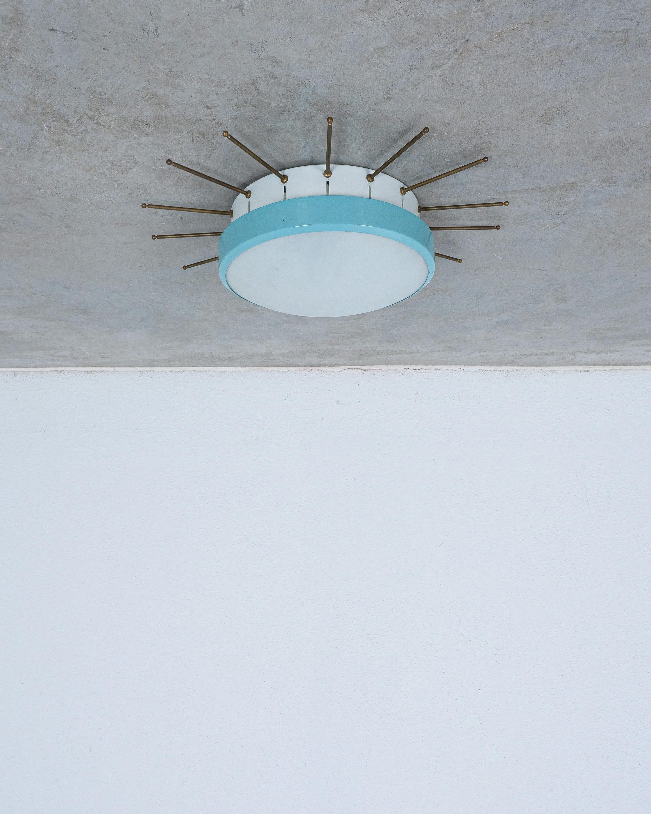 Rara plafoniera o apparecchio da parete G.C.M.E. di colore azzurro, Italia 1960
Ne abbiamo a disposizione un altro della stessa misura in rosso.
Questa lampada da incasso da 22 pollici è caratterizzata da una cupola in vetro opalino su un anello di