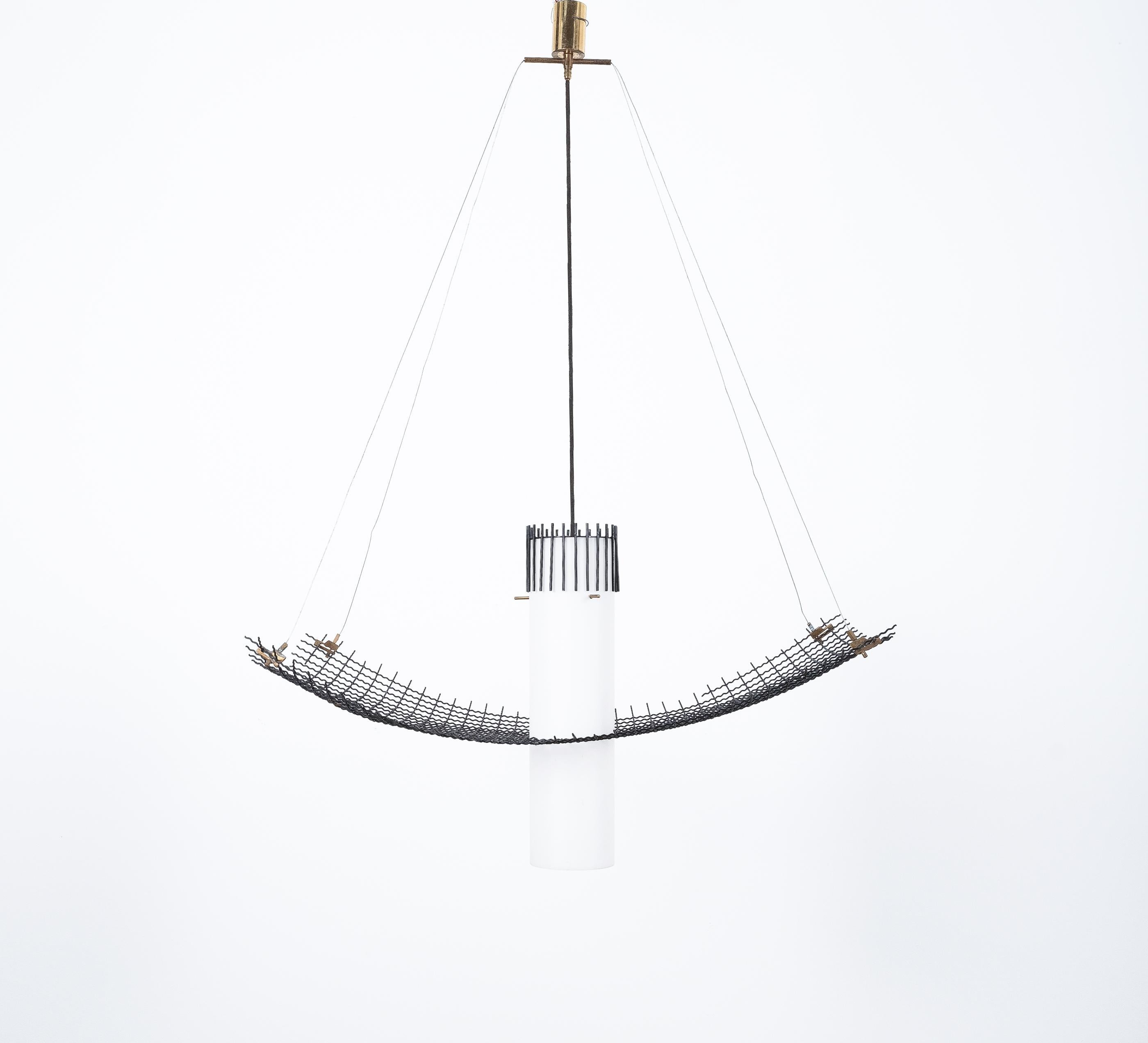 Kronleuchter-Lampe im Stil von Lelii Opalglas und Stahlgittergeflecht von G.C.M.E  1960, Italien im Angebot 3