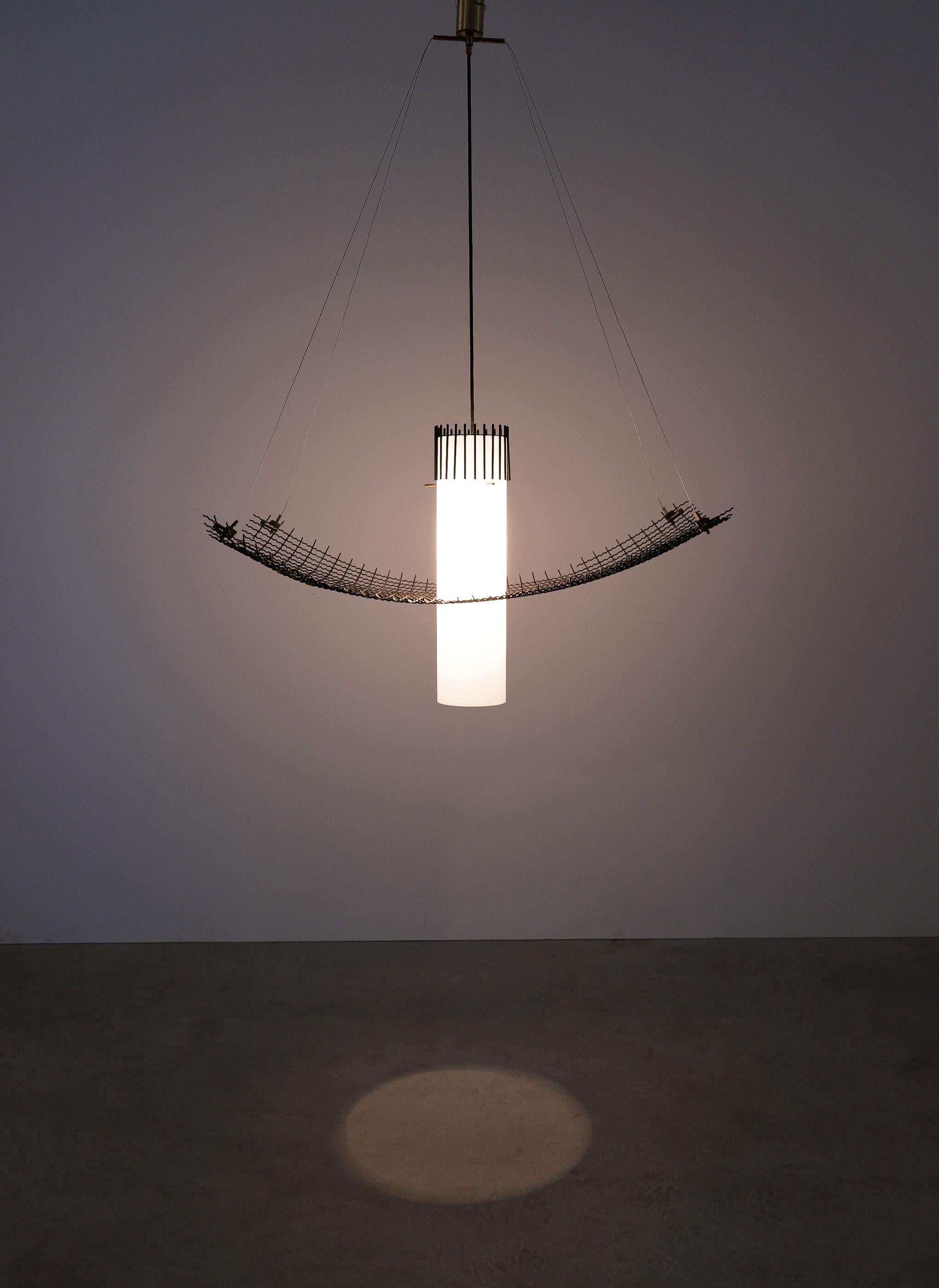 Kronleuchter-Lampe im Stil von Lelii Opalglas und Stahlgittergeflecht von G.C.M.E  1960, Italien (Moderne der Mitte des Jahrhunderts) im Angebot
