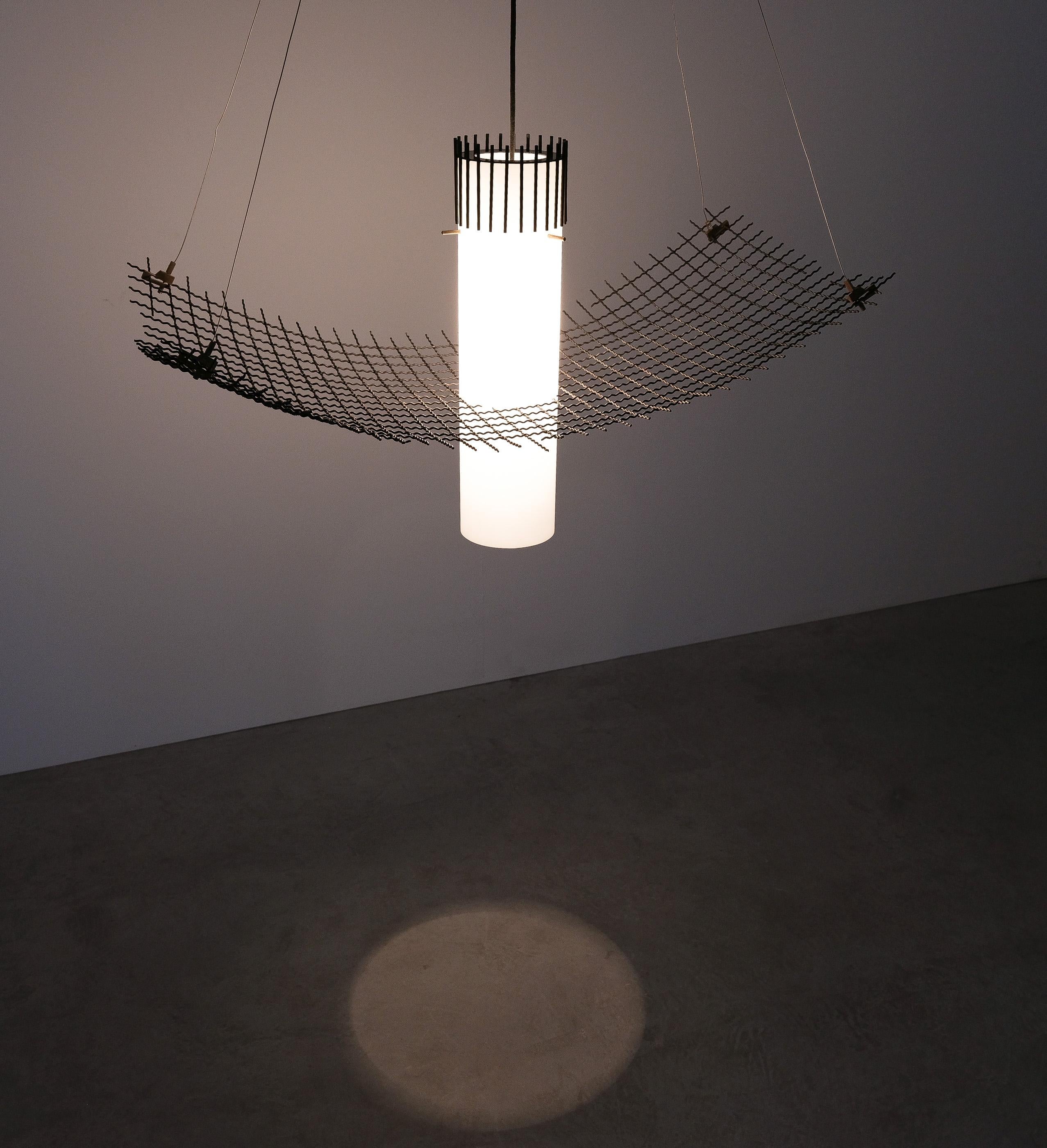 Kronleuchter-Lampe im Stil von Lelii Opalglas und Stahlgittergeflecht von G.C.M.E  1960, Italien (Italienisch) im Angebot