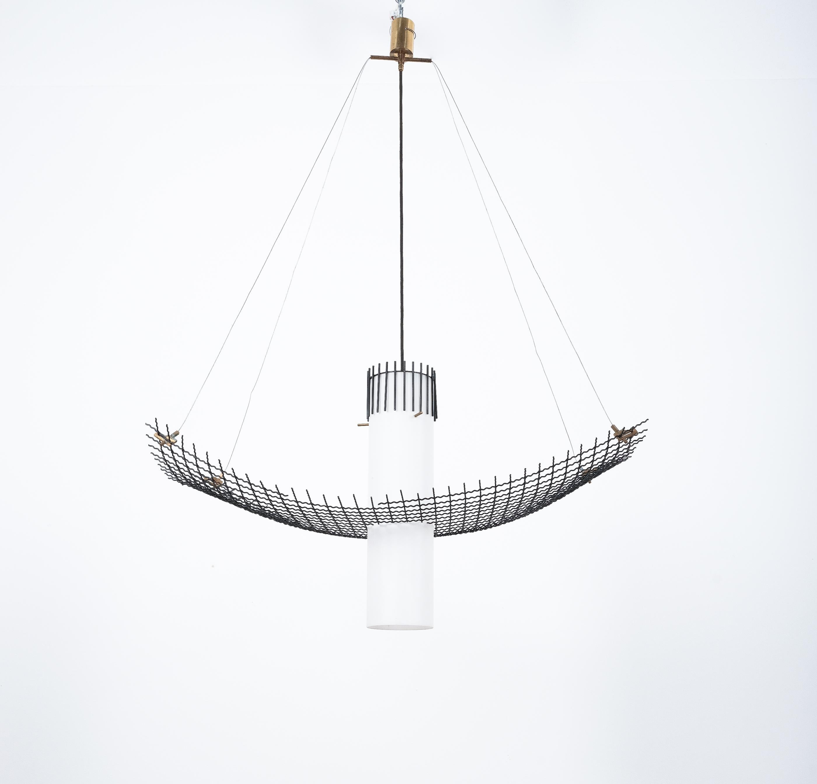 Kronleuchter-Lampe im Stil von Lelii Opalglas und Stahlgittergeflecht von G.C.M.E  1960, Italien (Lackiert) im Angebot