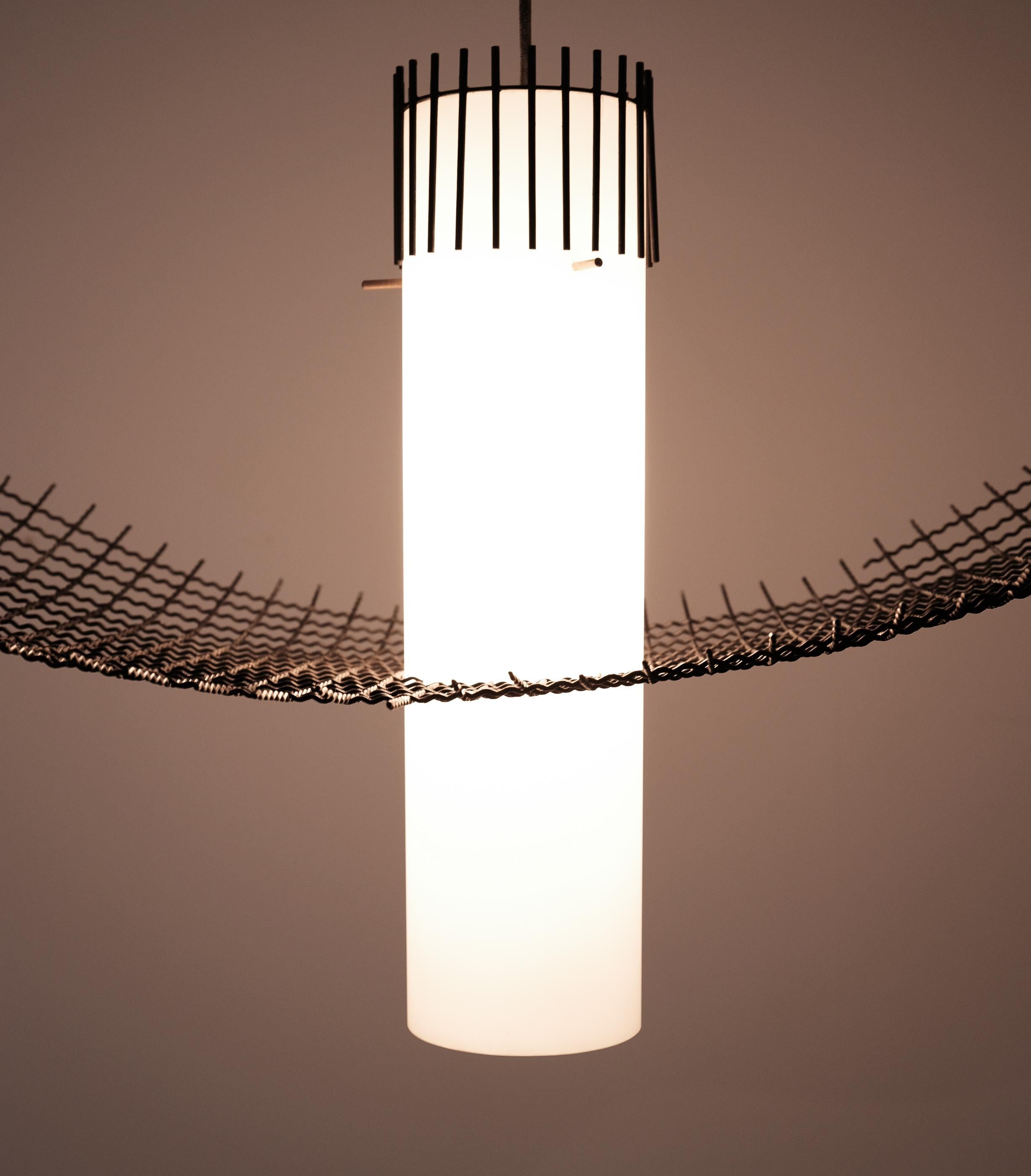 Kronleuchter-Lampe im Stil von Lelii Opalglas und Stahlgittergeflecht von G.C.M.E  1960, Italien im Angebot 1