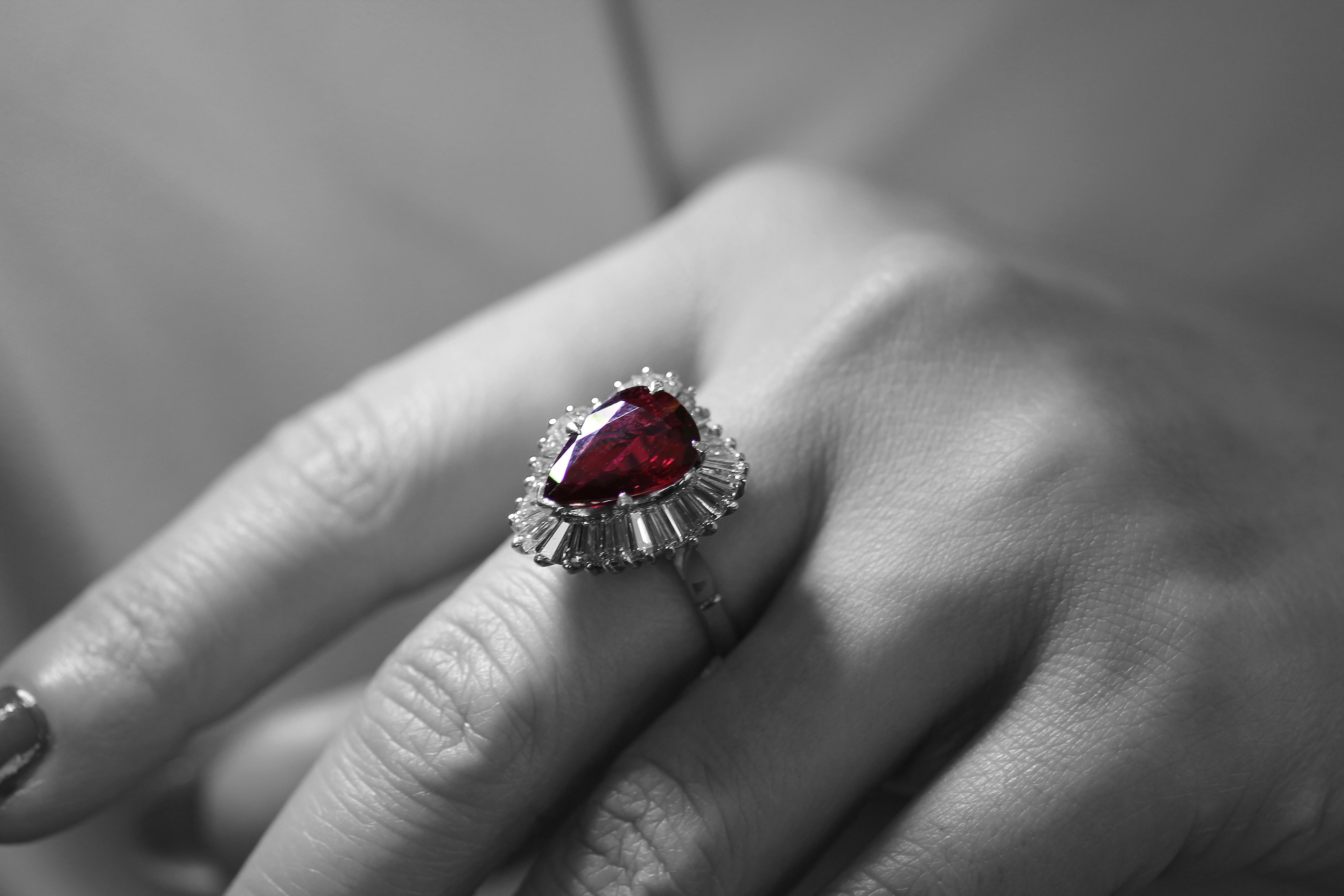 GCS Certified 3.6 Carat Natural Ruby and Diamond Pear Shape Cluster Ring In Excellent Condition For Sale In London, GB