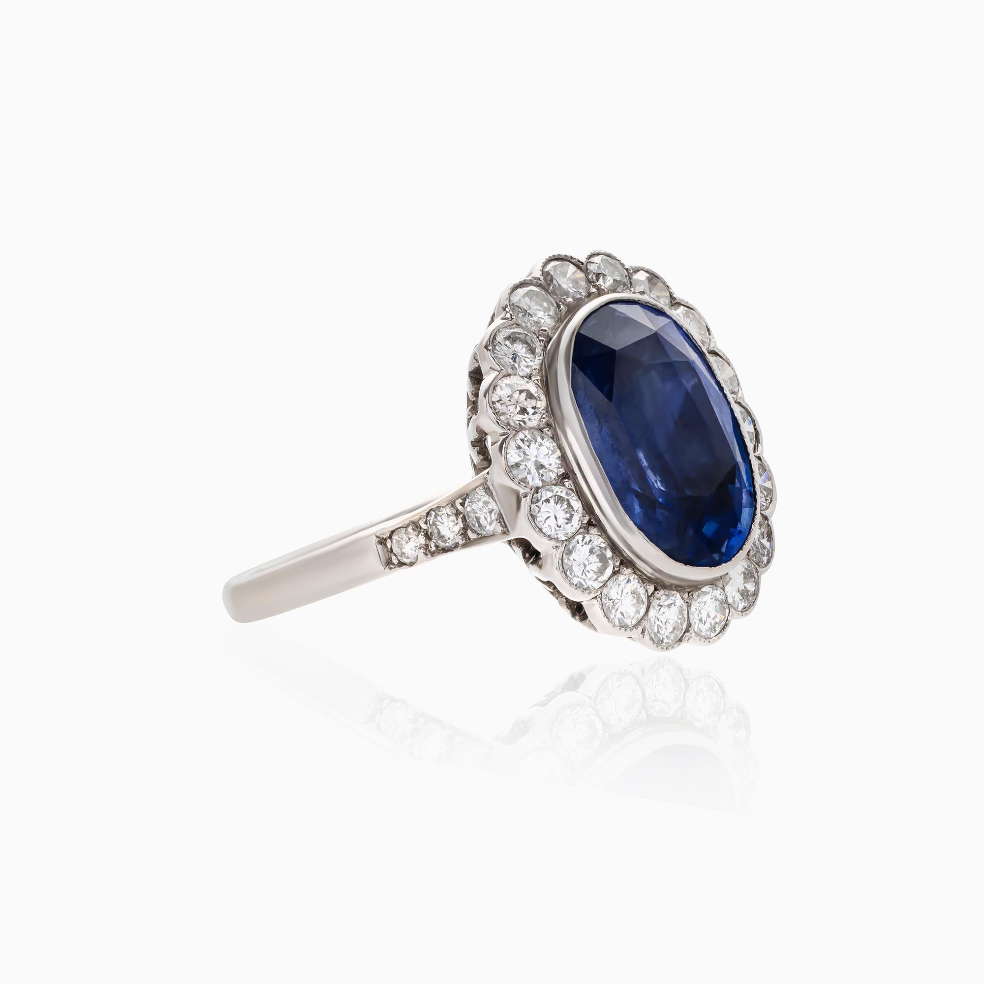 Bague saphir non chauffé, 5,21 carats, bague diamant, 1,00 carat, or blanc 18K, certifié GCS, taille ovale. Cette bague exceptionnelle est réalisée en or blanc 18 carats et présente un saphir bleu naturel non chauffé pesant environ 5,21 carats et