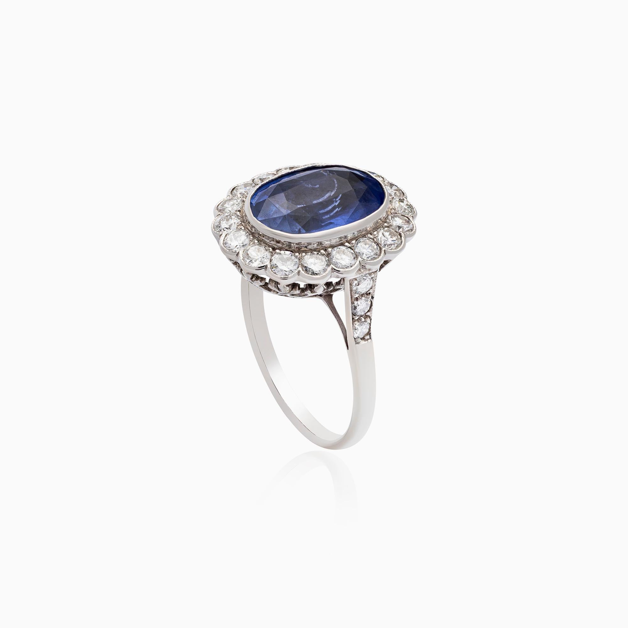 Taille ovale Bague certifiée GCS de 5,21 ct de saphir bleu non chauffé et de 1,00 ct de diamant en 18 K K K en vente