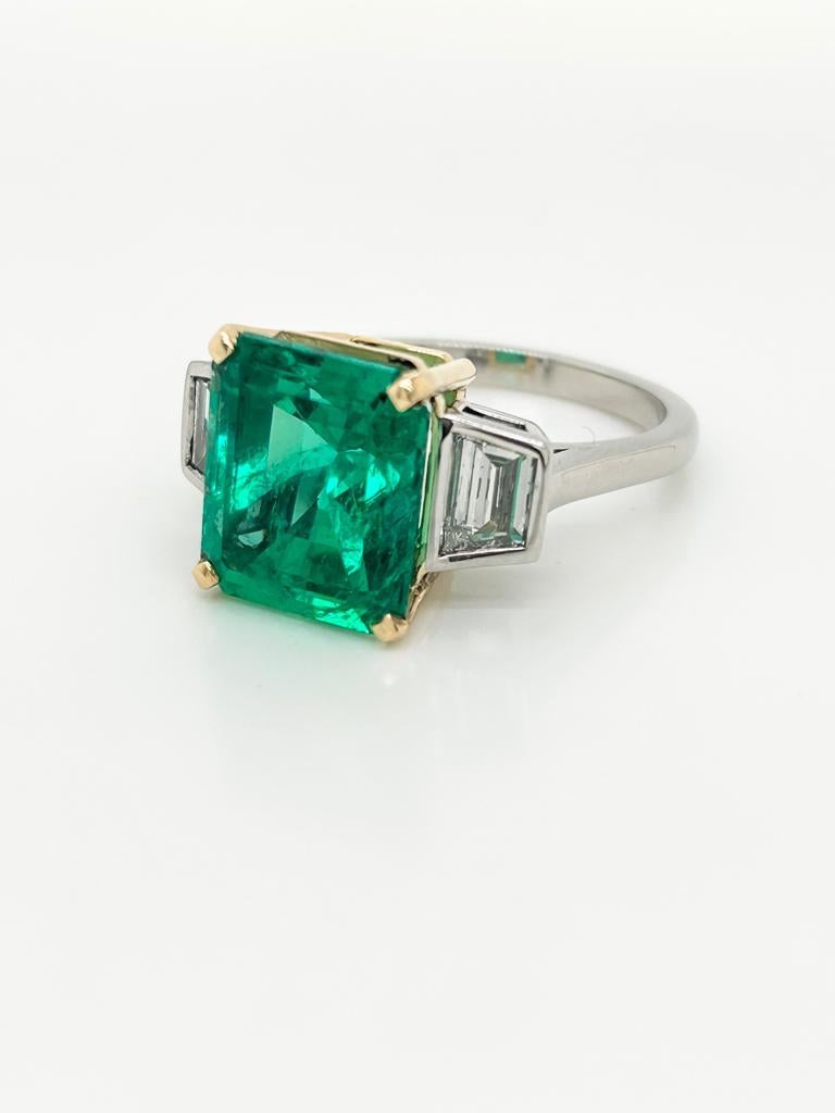 Contemporary GCS Certified 6.02 Carat Emerald and Diamond Platinum and 18K Yellow Gold Ring For Sale