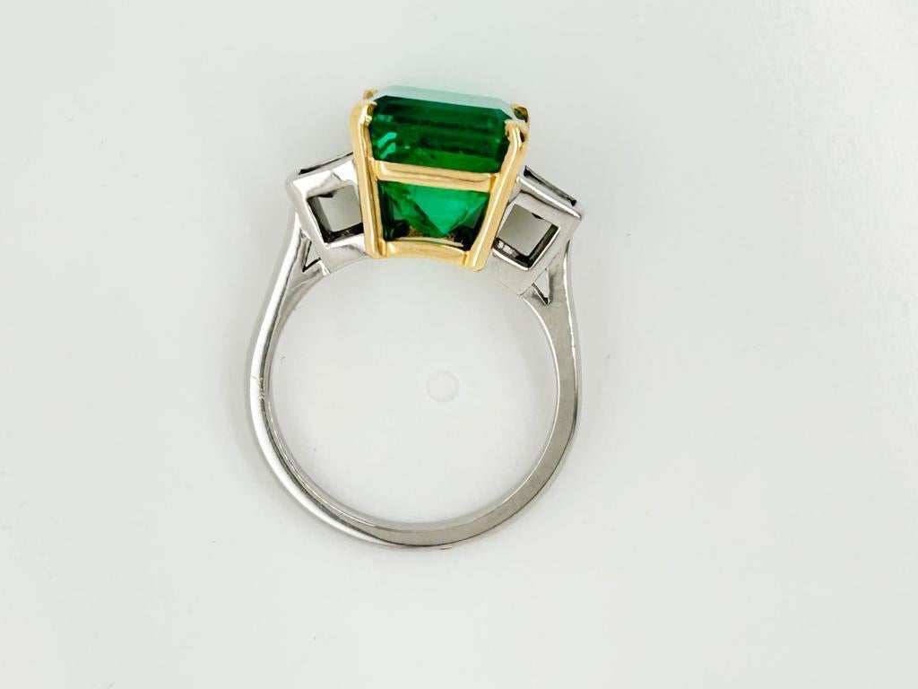 GCS Certified 6.02 Carat Emerald and Diamond Platinum and 18K Yellow Gold Ring In New Condition For Sale In London, GB