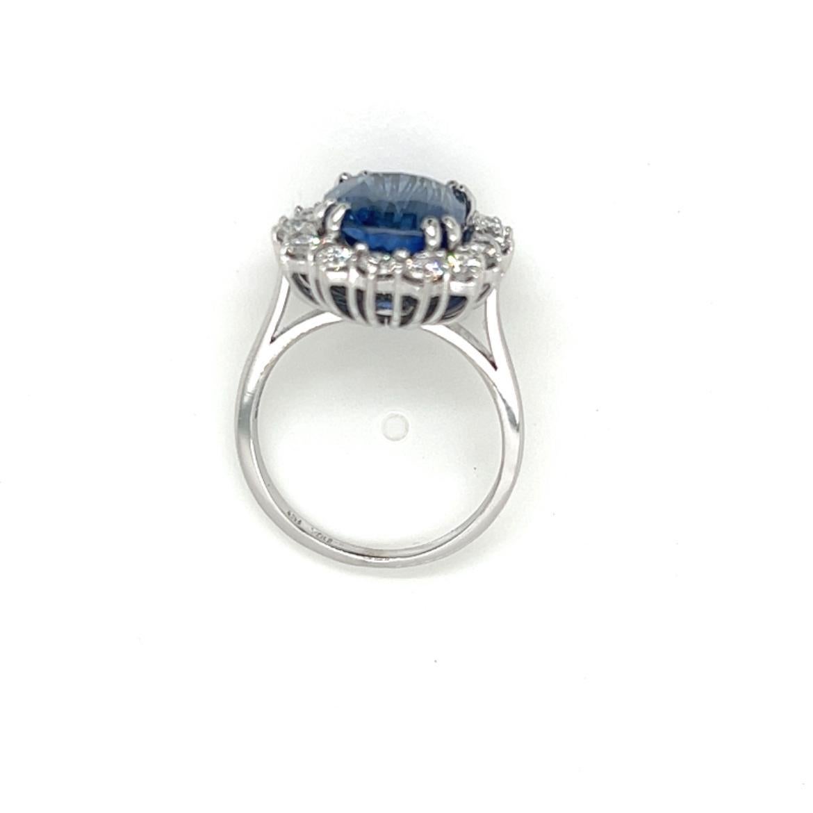 Bague en or blanc 18 carats avec saphir de Ceylan certifié GCS de 8,57 carats et diamants en vente 1