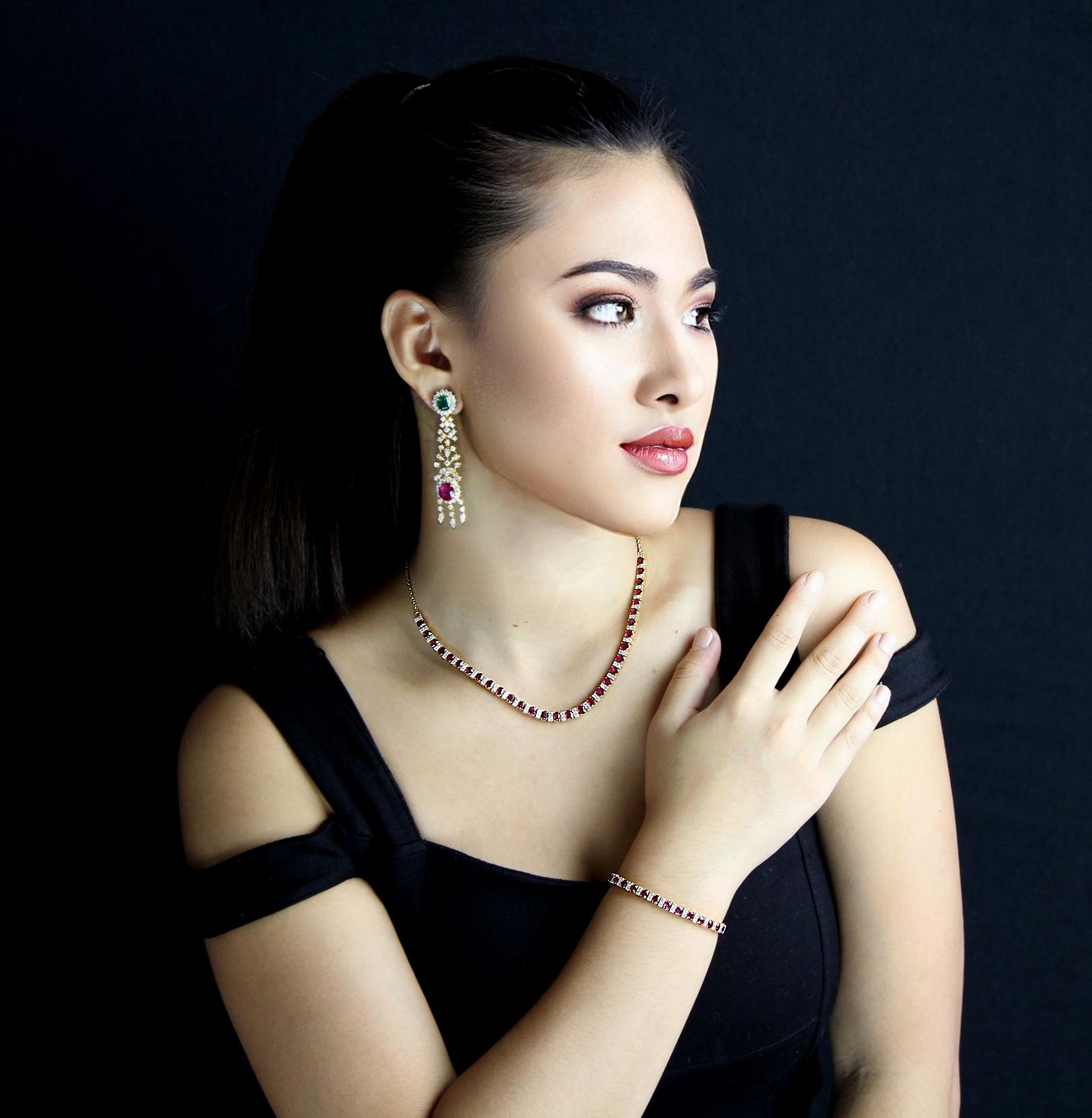 Dynamisches zweiteiliges Set aus Halskette und Armband.  Zertifizierte Halskette aus natürlichen burmesischen Rubinen und Diamanten mit einem abwechselnden, unendlichen Muster aus atemberaubenden, feuerroten Rubinen. Die Rubine werden sorgfältig