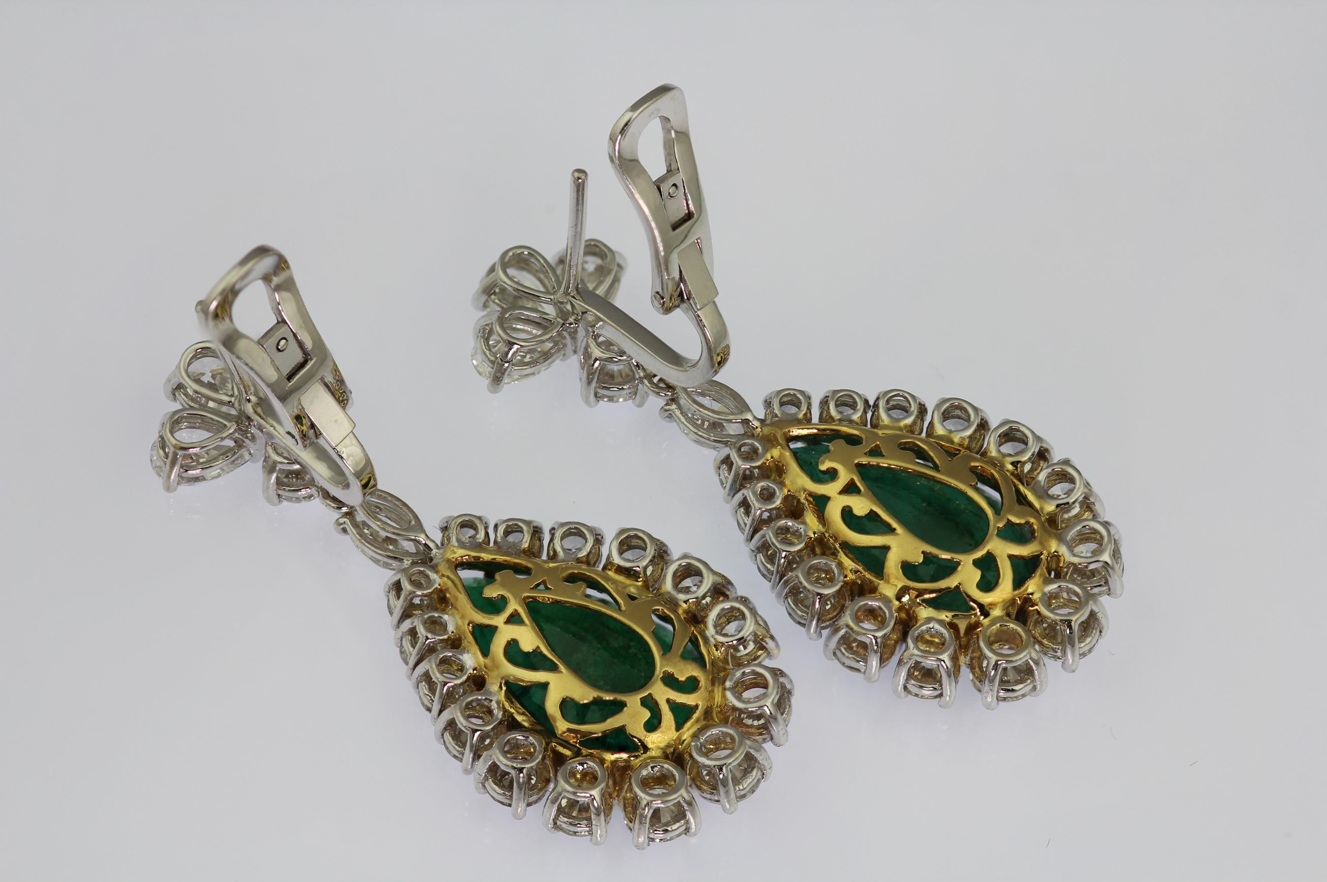 GCS certified Natural Zambian Emerald & White Diamond Drop Earrings in 18K gold In Good Condition For Sale In London, GB