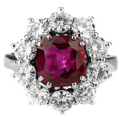 Bague en grappe de rubis certifié par le GCS:: de couleur naturelle non chauffée et taillée en coussin avec diamants